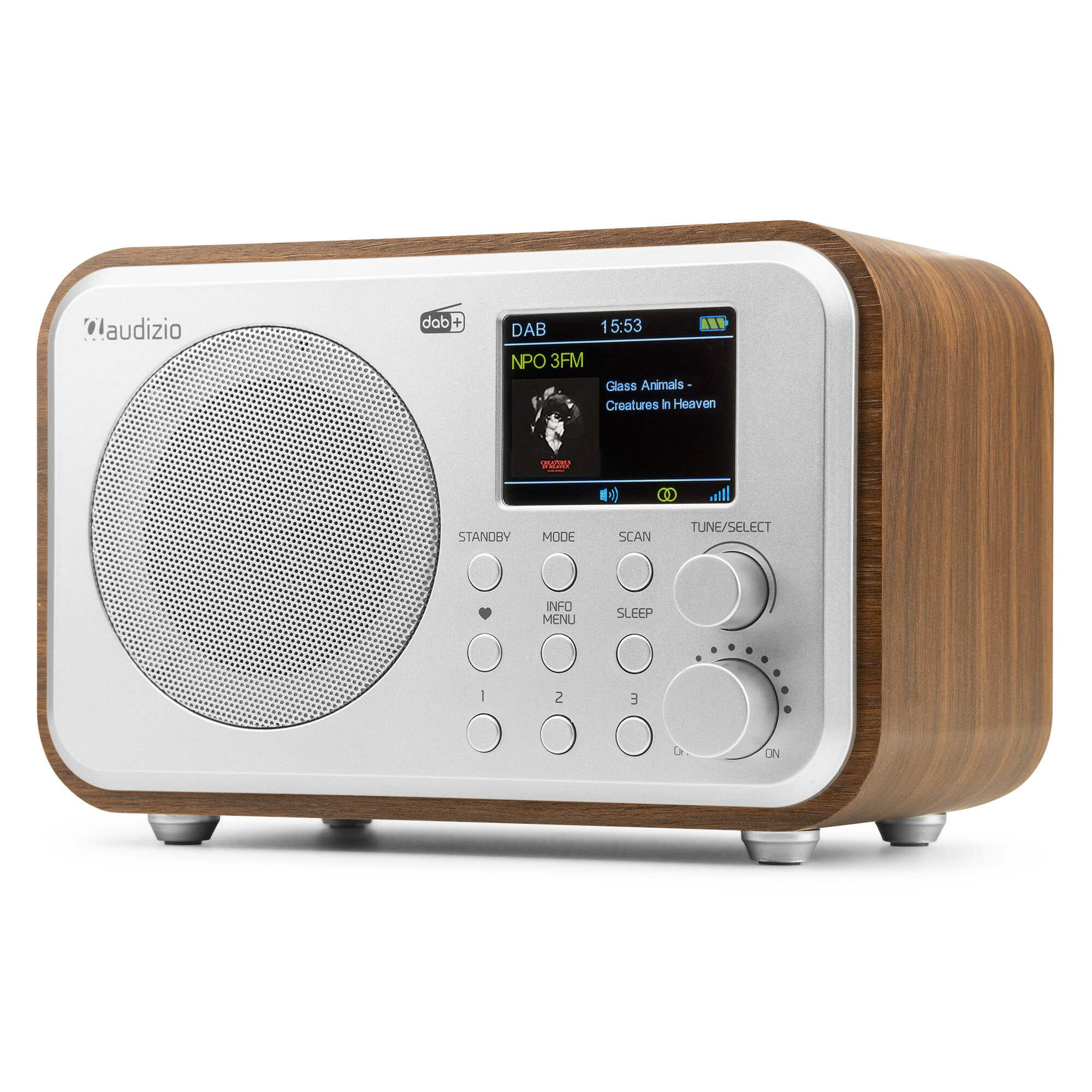 Una radio de madera y plata con una pantalla que muestra información de radio. Tiene botones y diales para controlar.