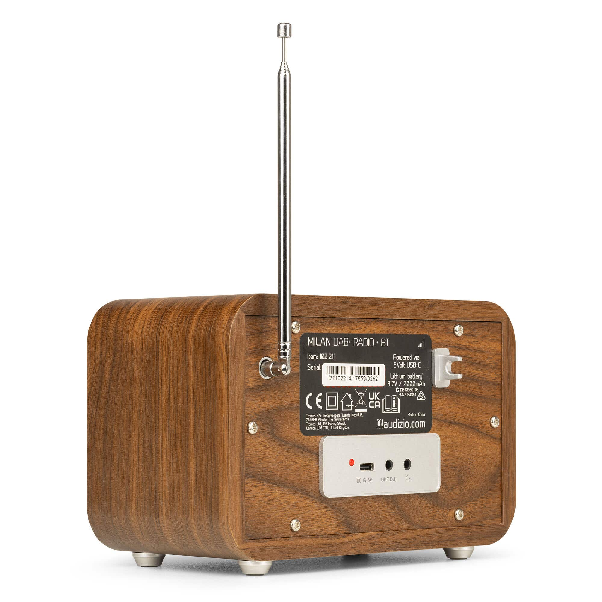 Radio retro de madera con antena plateada. Texto trasero: 'MILAN DAB+ RADIO + BT' y 'audizio.com'.