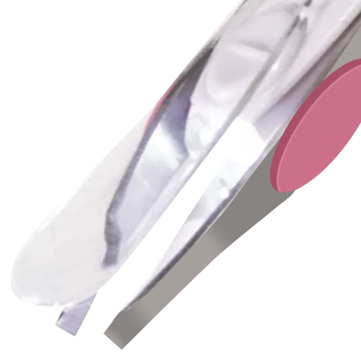 Primer plano de pinzas plateadas con una forma ovalada rosa y una sombra gris sobre un fondo blanco.