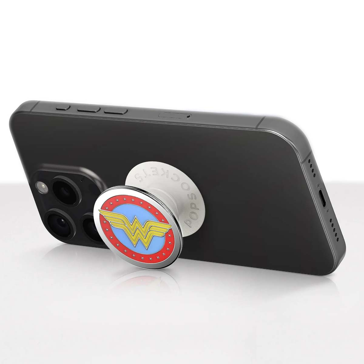 Uno smartphone nero con un PopSocket di Wonder Woman. Il PopSocket ha un bordo rosso, sfondo blu e un simbolo 'W' dorato.