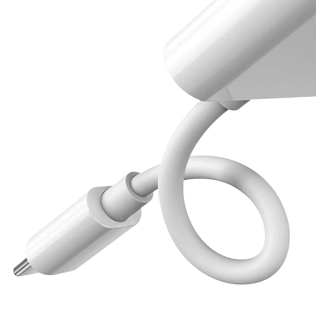 Gros plan d'un câble de chargement blanc avec un connecteur et une section incurvée, sur fond blanc. Le câble est mis au point.