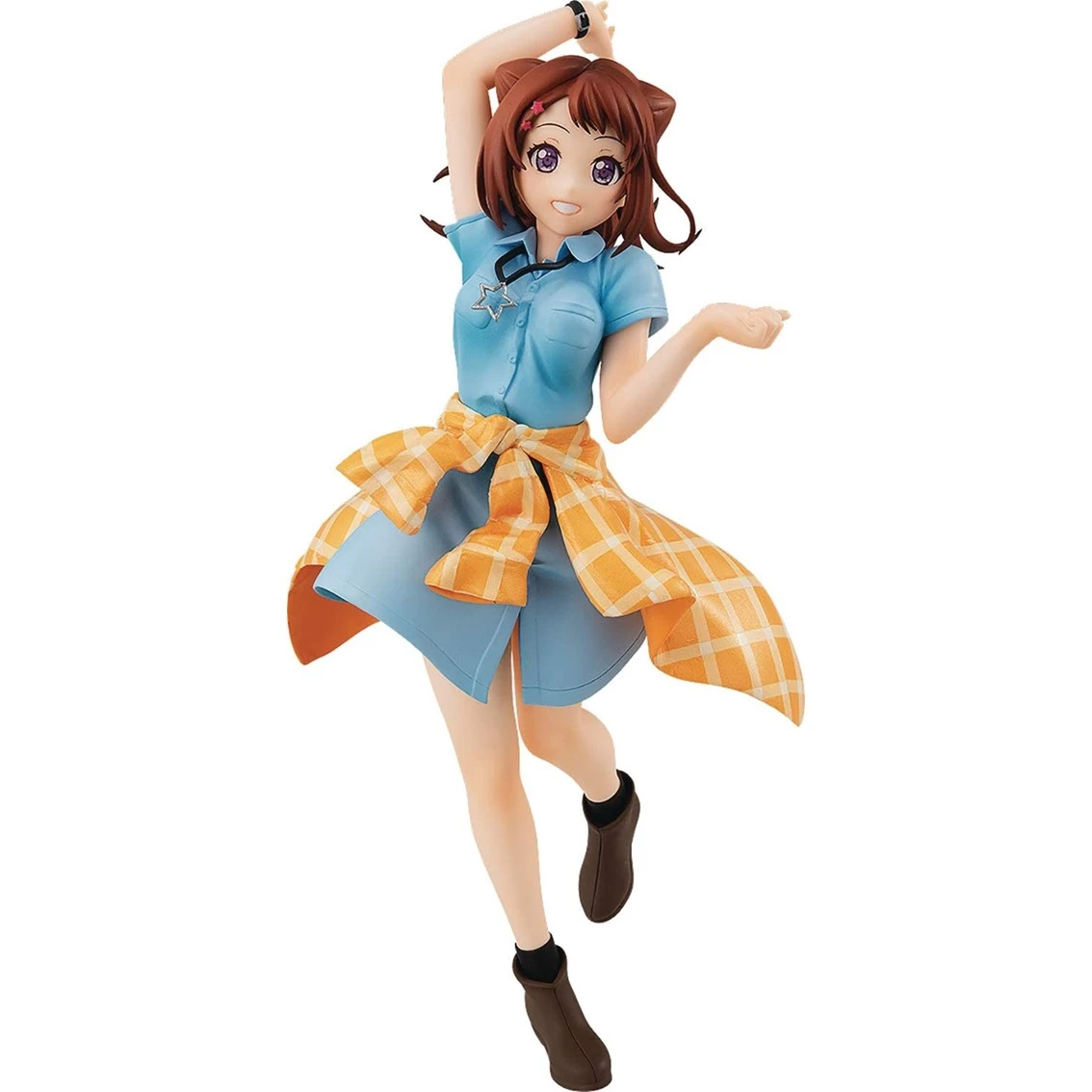 Figura de anime de una chica con vestido azul, camisa a cuadros naranja atada a la cintura, botas marrones y pelo castaño, brazo levantado.