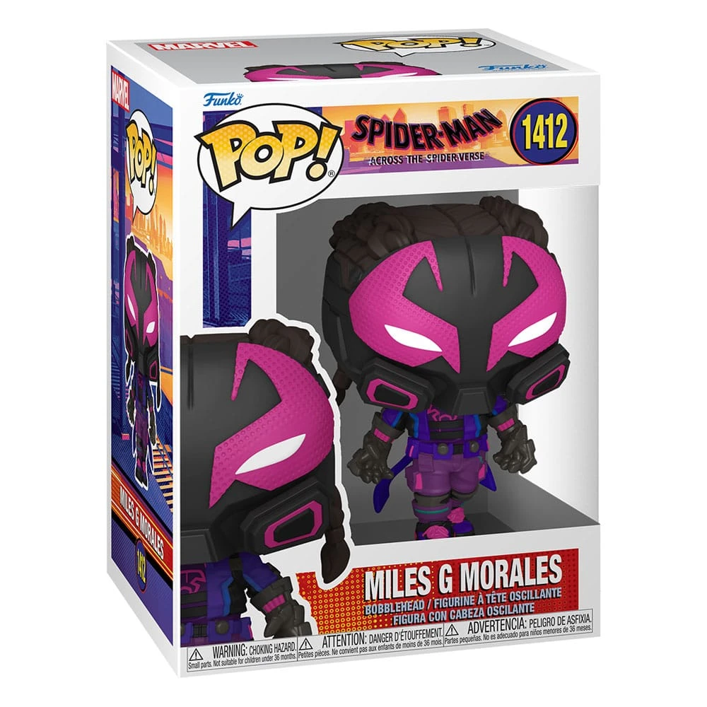 Una figura de Miles G. Morales en una caja. La figura tiene una máscara y un traje negros y rosas. La caja muestra a Spider-Man.