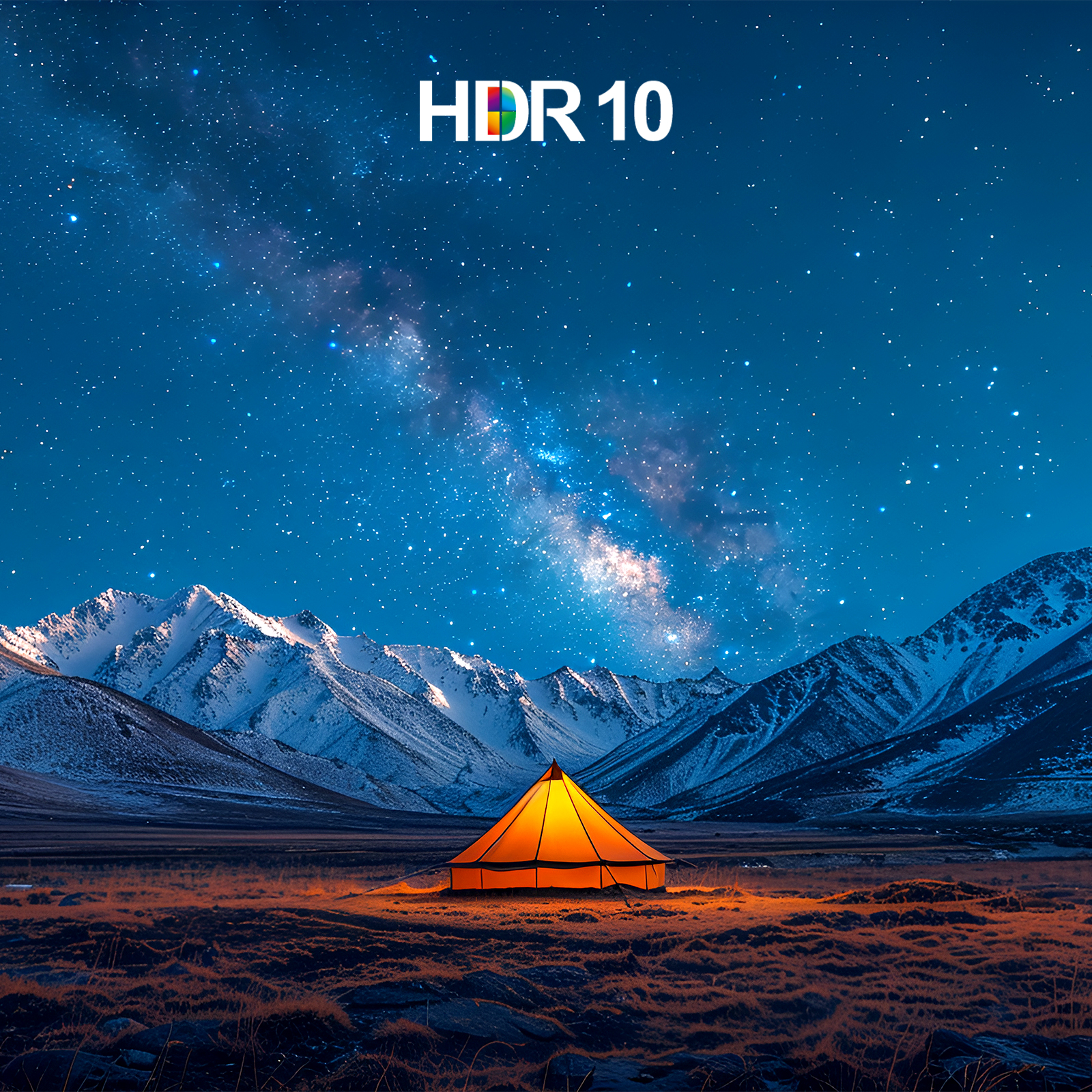 Świecący namiot pod gwiaździstym niebem, z górami w tle. Tekst HDR 10 na górze.