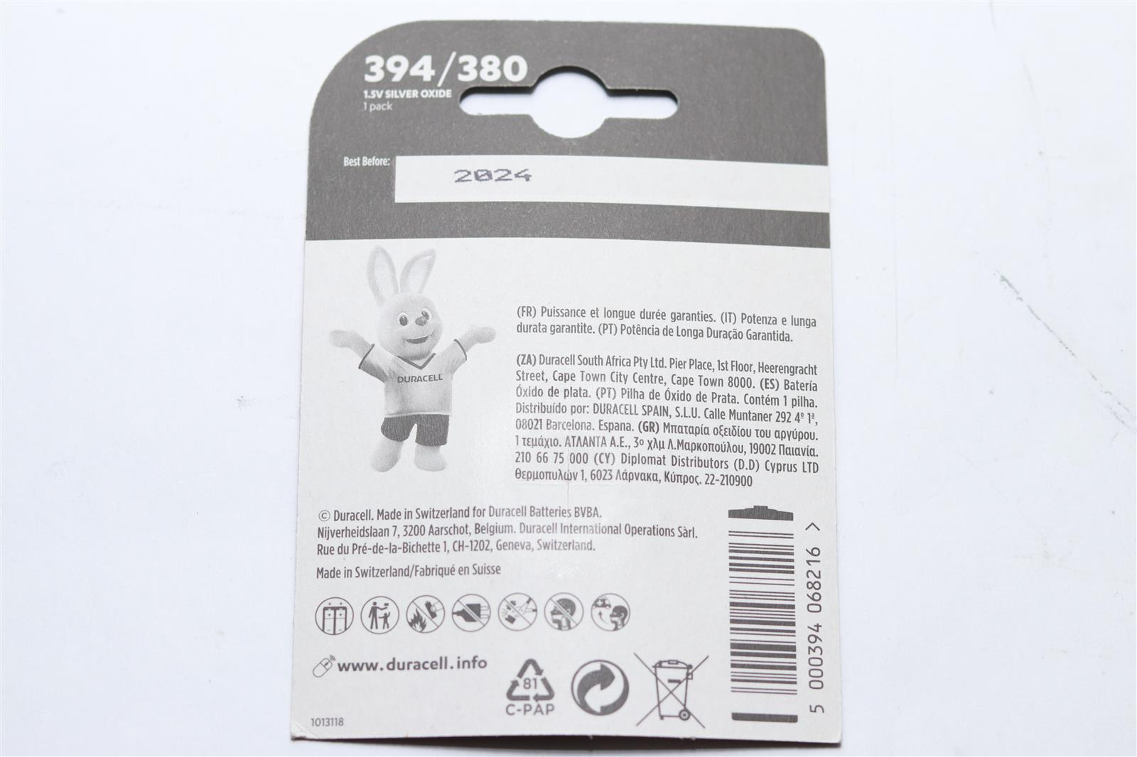 Opakowanie baterii Duracell z logo królika, szczegółami produktu i datą ważności 2024. Po prawej stronie znajduje się kod kreskowy.