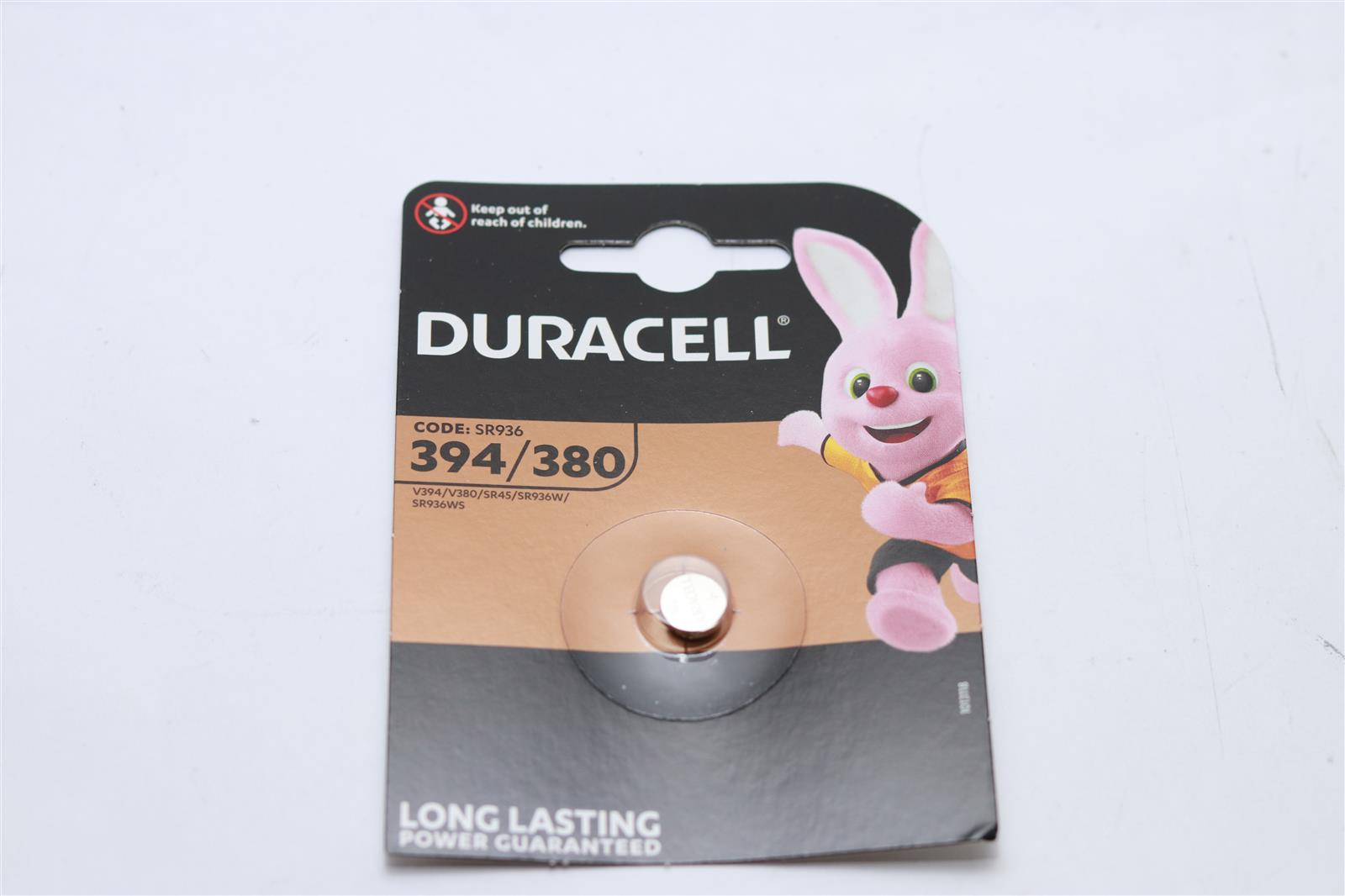 Opakowanie baterii Duracell. Zawiera logo Duracell, różową maskotkę królika i szczegóły baterii. Tło jest białe.
