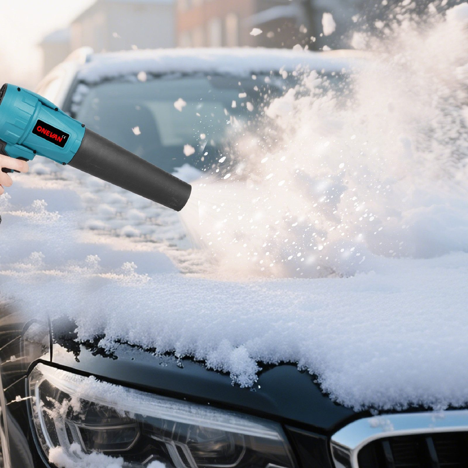 Eine Person, die an einem schneereichen Tag einen Schneebesen verwendet, um Schnee vom schwarzen Auto zu entfernen.