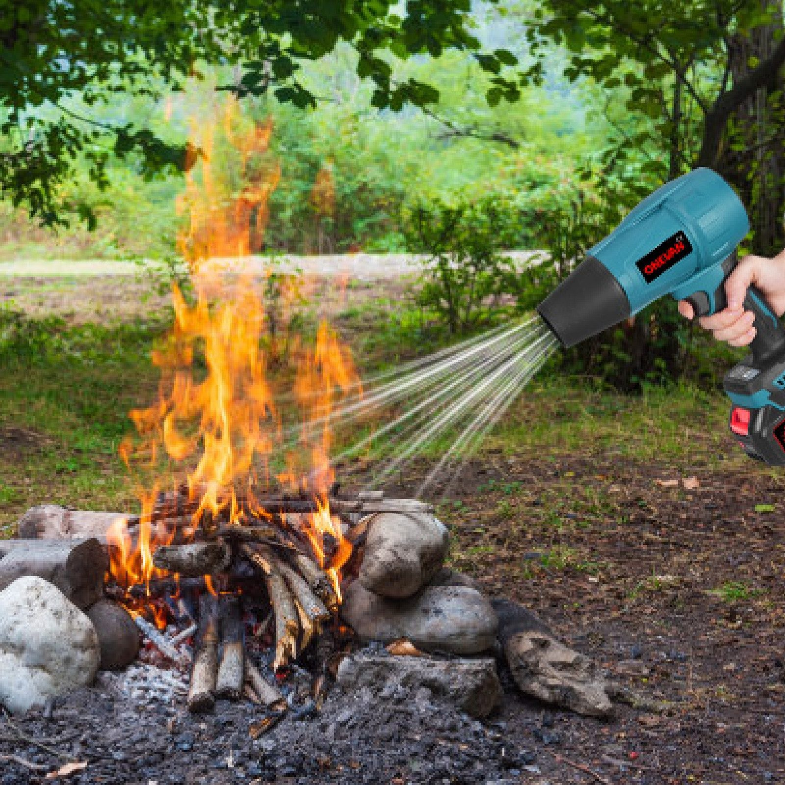 Eine Person benutzt ein Gebläse, um ein Lagerfeuer zu löschen. Das Gebläse sprüht Wasser. Grüne Bäume und Gras sind im Hintergrund.