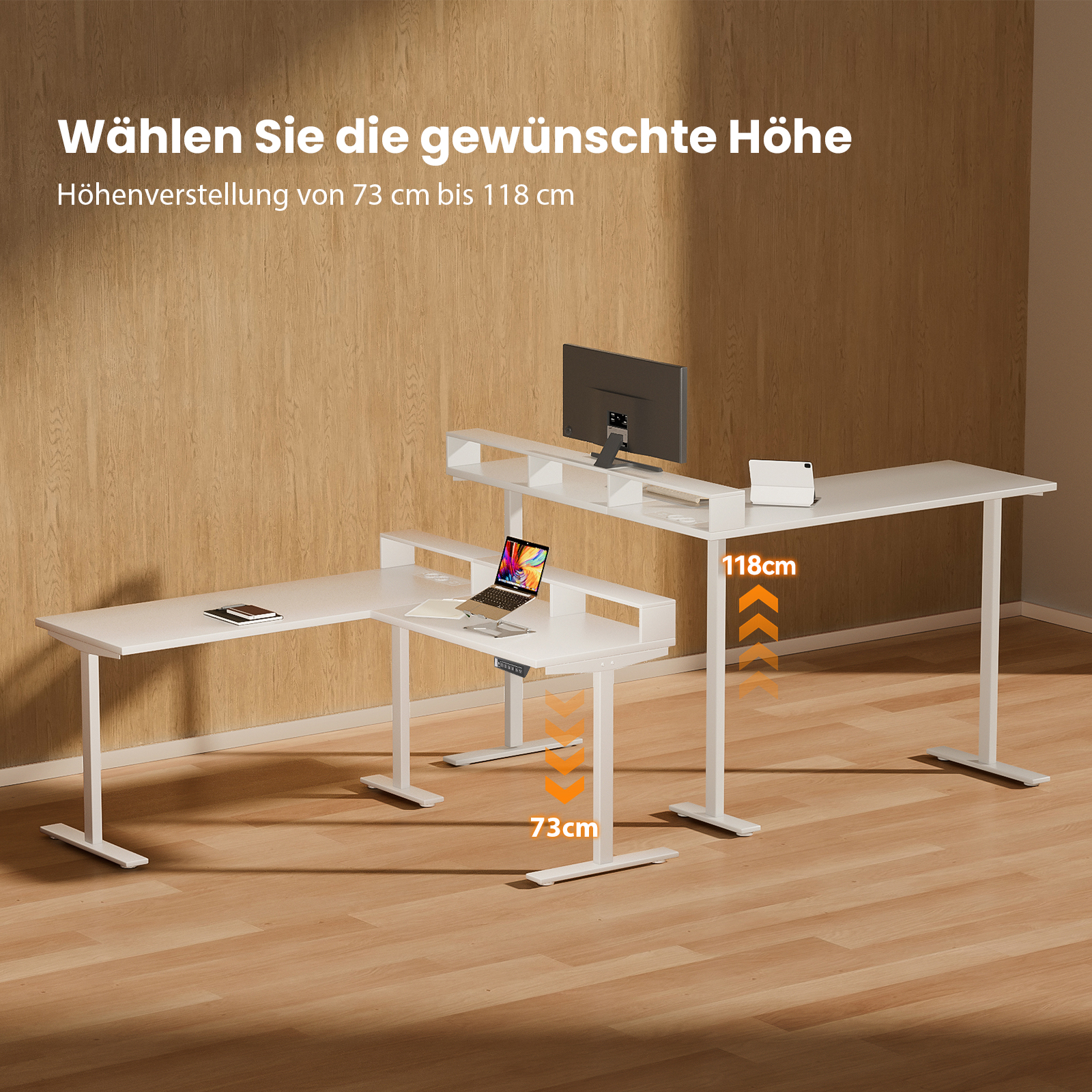 Weißer höhenverstellbarer Schreibtisch. Display, Laptop und Tablet stehen auf dem Schreibtisch. Zeigt die Höhenverstellung von 73 cm bis 118 cm.