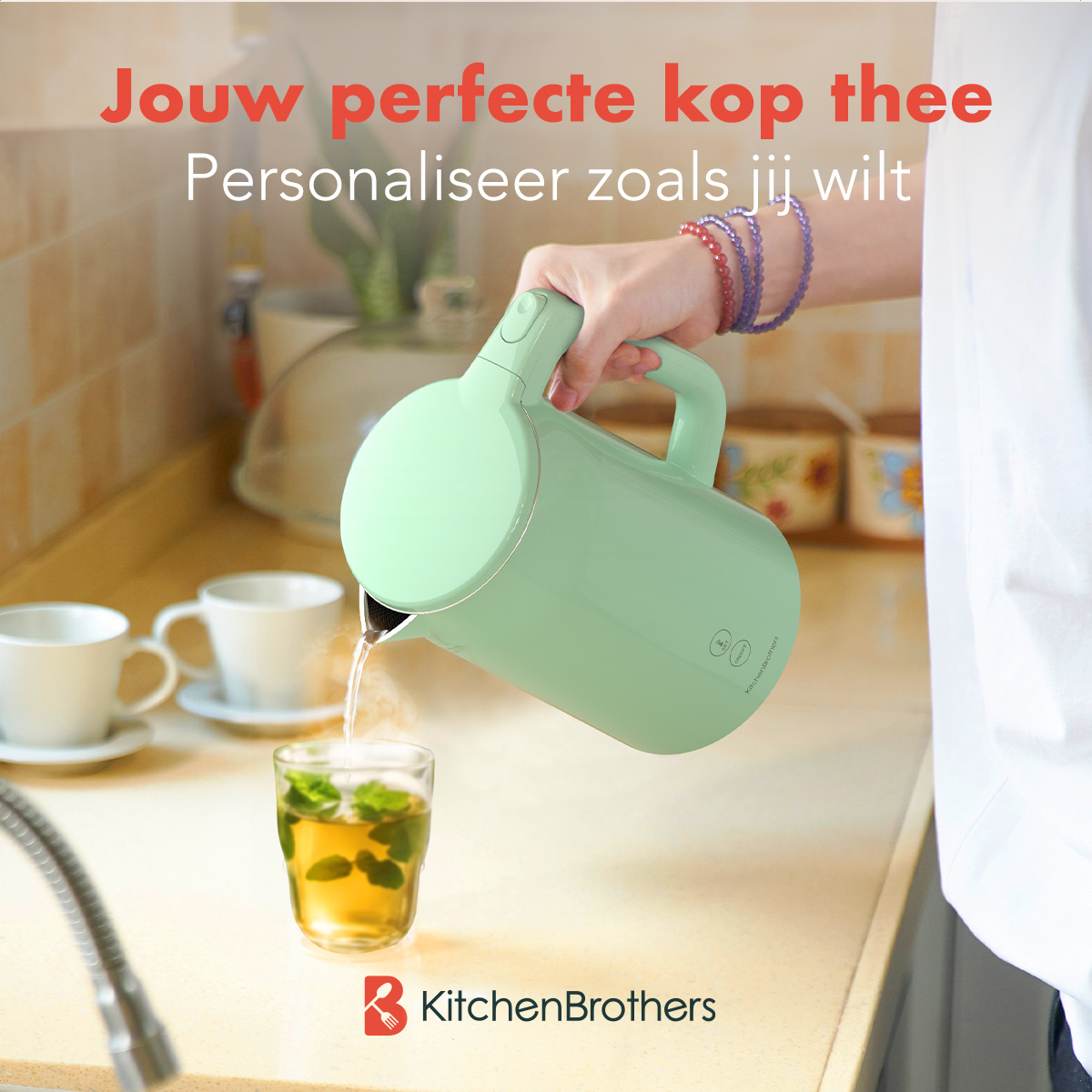 Een hand giet heet water uit een groene waterkoker in een glas thee met muntblaadjes. Keuken op de achtergrond met kopjes.