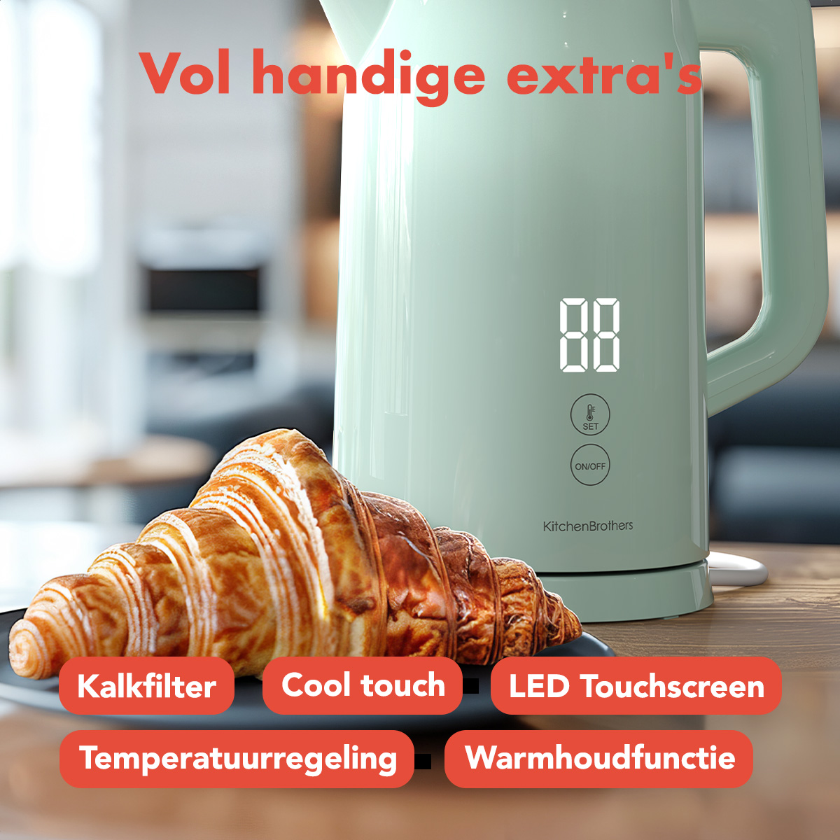 Een croissant naast een mintgroene waterkoker met digitaal display en touch-bediening. Tekst: 'Vol handige extra's'.