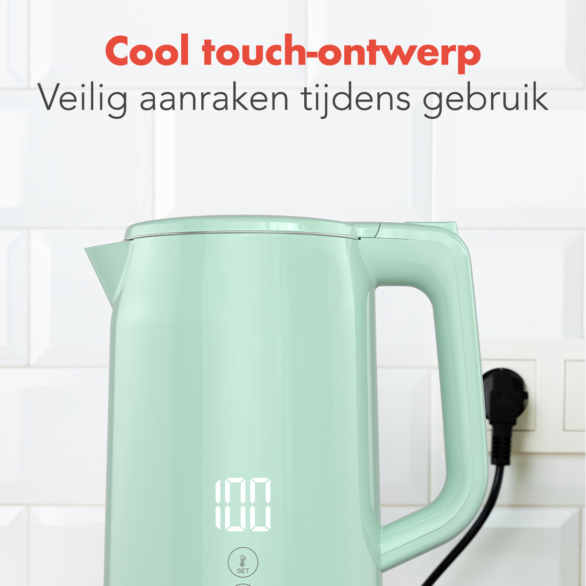 Een lichtgroene elektrische waterkoker met een digitaal display met 100. Hij heeft een handvat en is aangesloten.