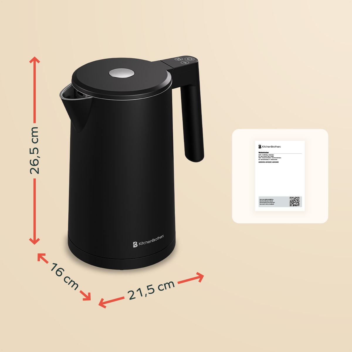 Une bouilloire électrique noire KitchenBrothers. Dimensions : 26,5 cm de haut, 16 cm de large et 21,5 cm de long. Carte d'info produit à droite.