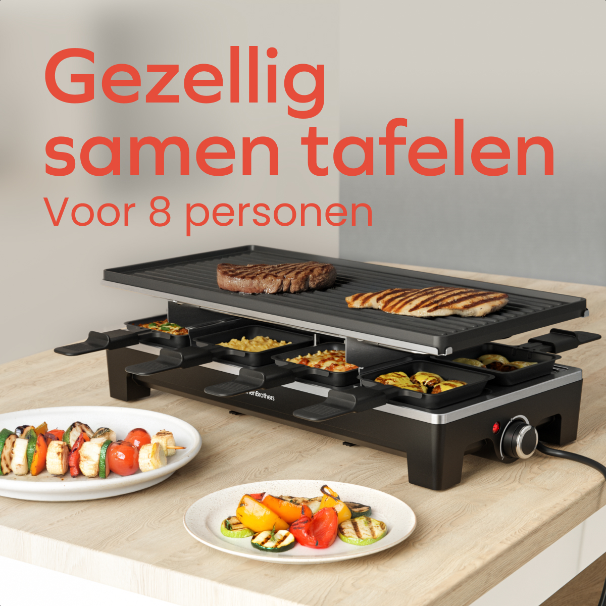 Raclette-Grill mit gegrilltem Fleisch und Gemüse. Teller mit Spießen und gegrilltem Gemüse im Vordergrund. Niederländischer Text.