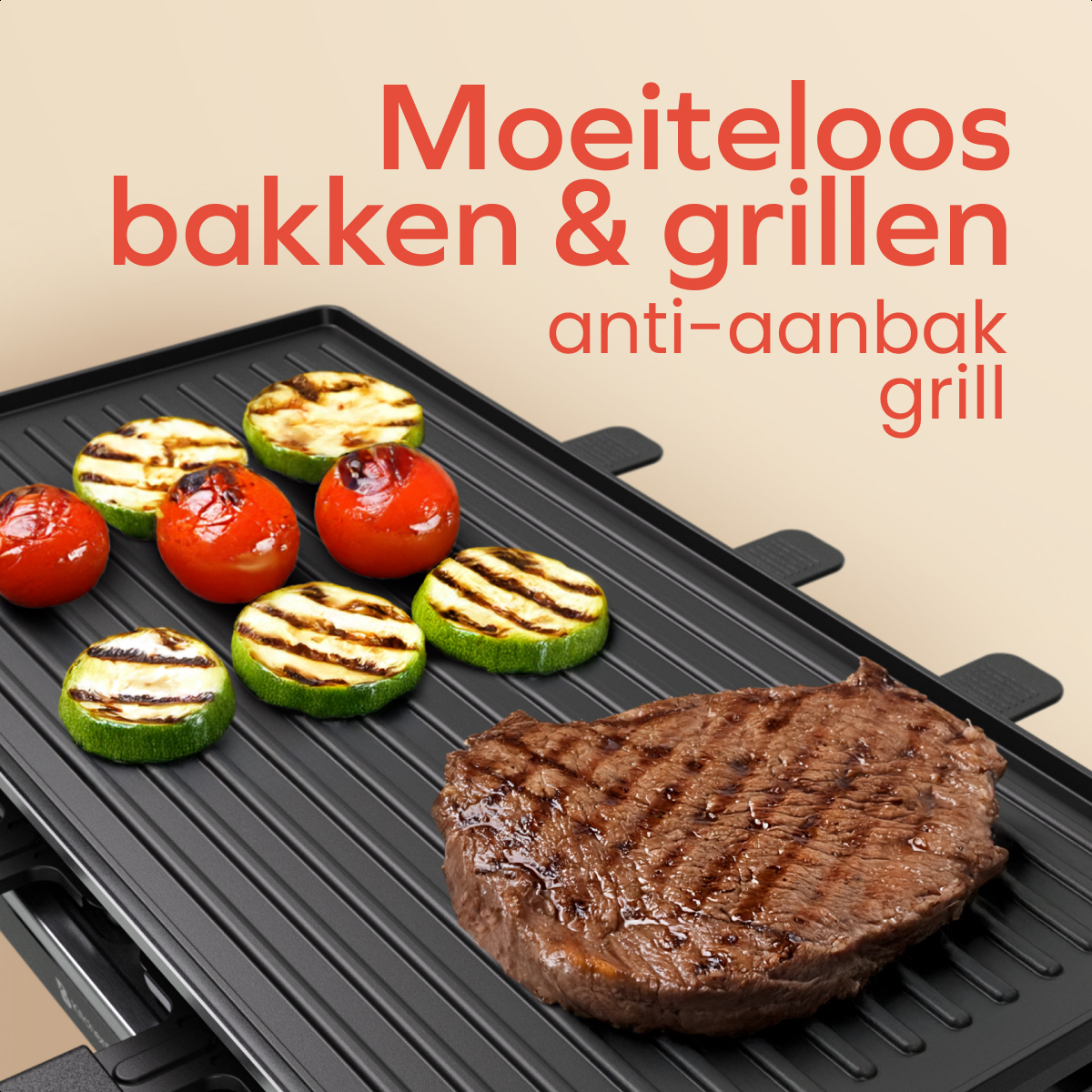 Gegrilltes Gemüse und Steak auf einem schwarzen Grill. Rote Tomaten und grüne Zucchinischeiben werden gegrillt. Das Steak ist rechts.