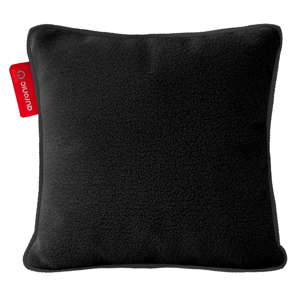 Un oreiller carré noir avec une surface douce et texturée et une bordure sombre. Une étiquette rouge avec du texte blanc est attachée.