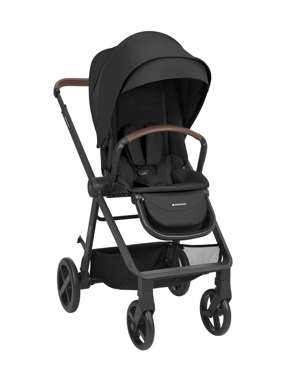 Ein schwarzer Kinderwagen mit braunem Griff. Er hat vier Räder und ein Verdeck. Der Kinderwagen steht auf weißem Hintergrund.