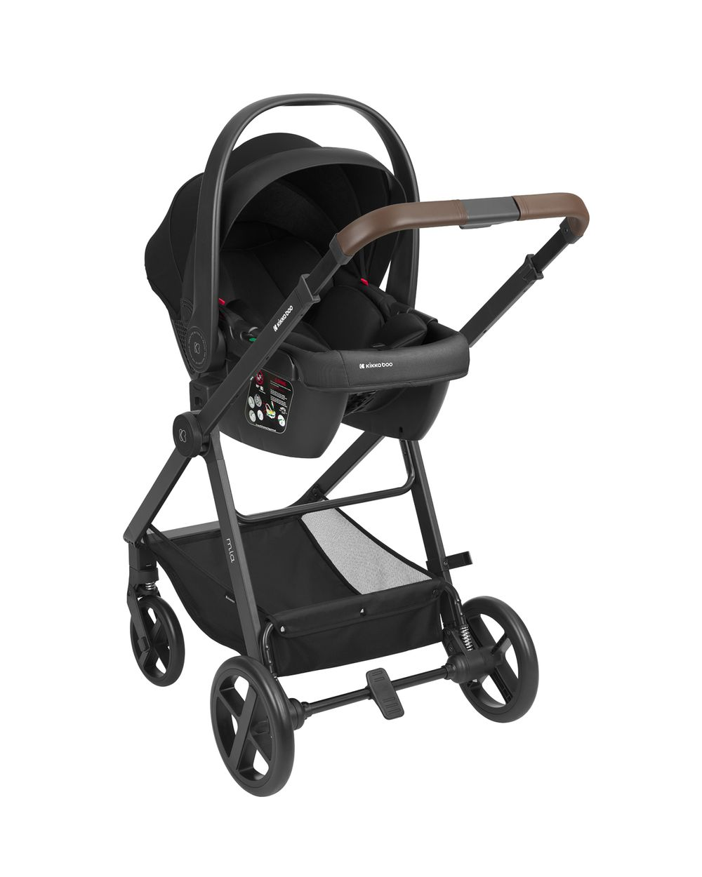 Ein schwarzer Kinderwagen mit befestigtem Autositz. Der Kinderwagen hat vier Räder und einen Aufbewahrungskorb. Der Griff ist braun.