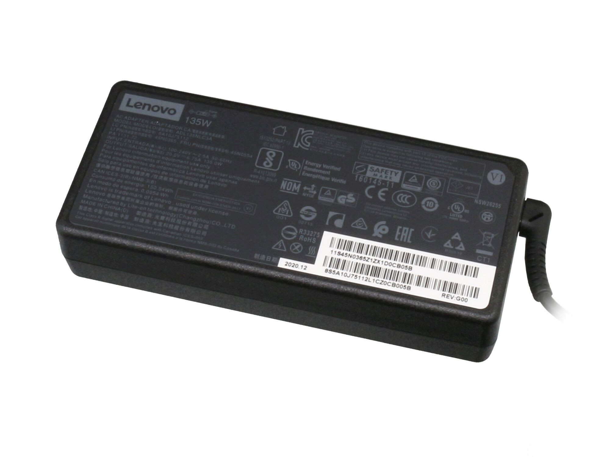 Ein schwarzes Lenovo-Laptop-Ladegerät mit verschiedenen Etiketten und Markierungen. Ein Netzkabel ist angebracht.