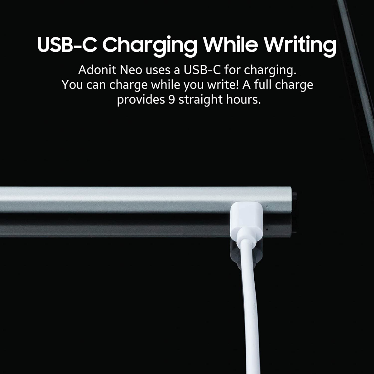 Un cavo USB-C bianco è collegato a un dispositivo argentato. Il testo in alto recita: Ricarica USB-C mentre si scrive.