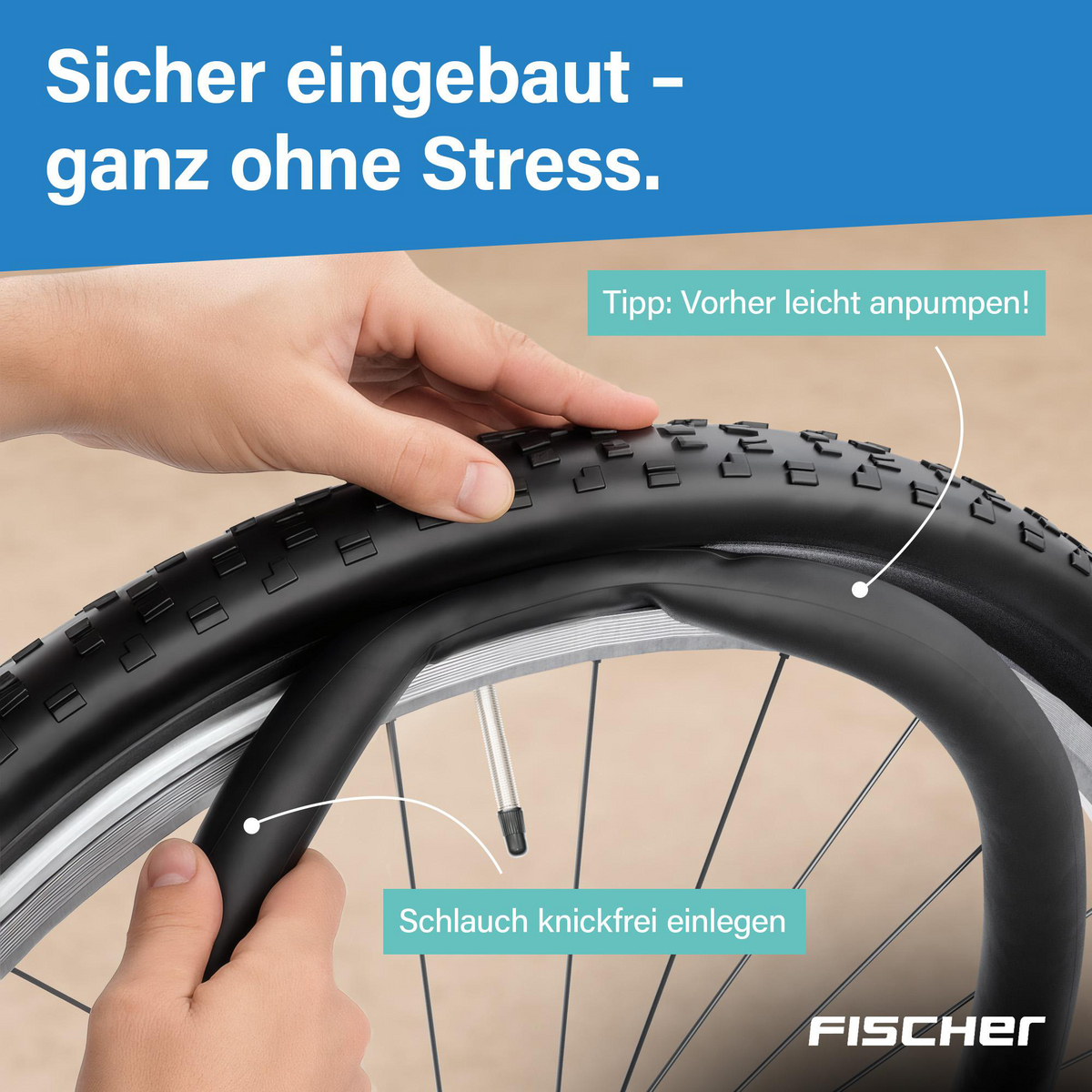 Hände montieren Fahrradreifen. Der Reifen ist schwarz, die Felge silber. Deutscher Text ist auch sichtbar.