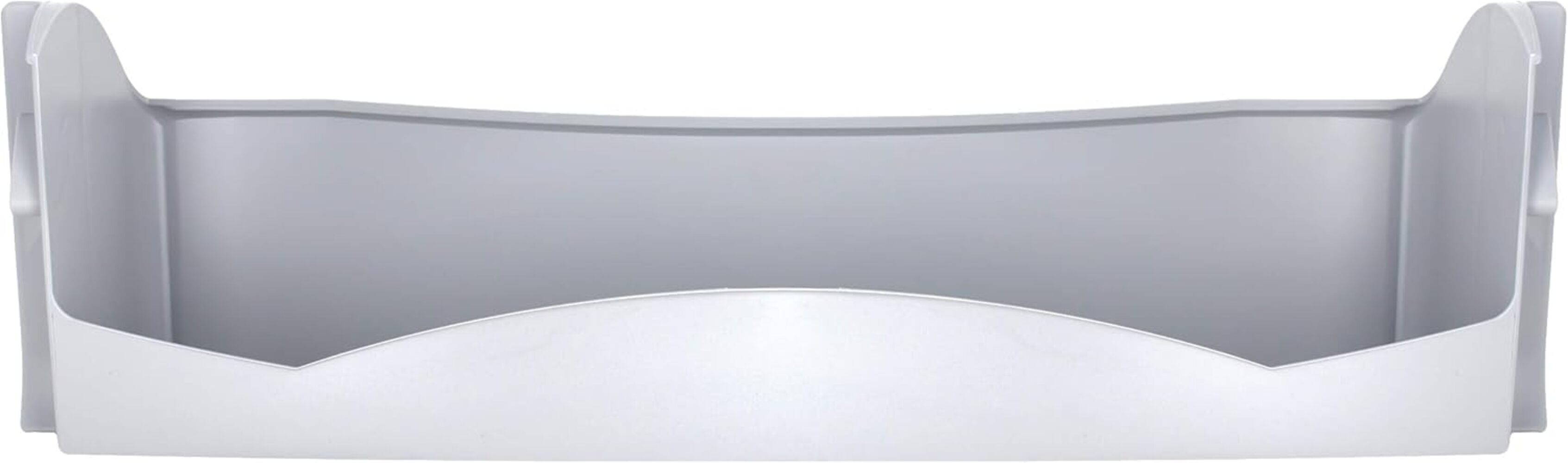 Un estante de refrigerador de plástico gris claro con fondo curvo y soportes laterales, sobre fondo blanco.