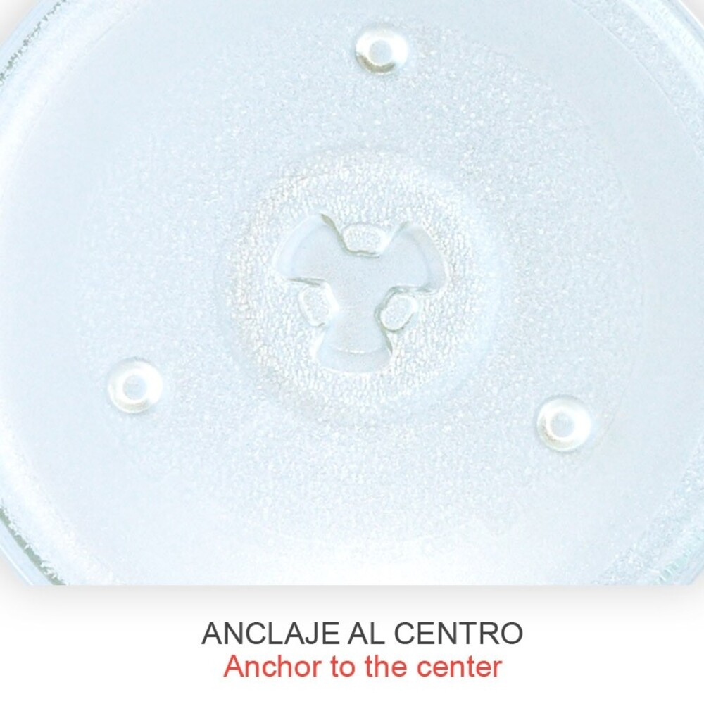 Un plato de microondas de vidrio transparente con un punto de anclaje central y tres pequeños pies circulares. La superficie es ligeramente texturizada.