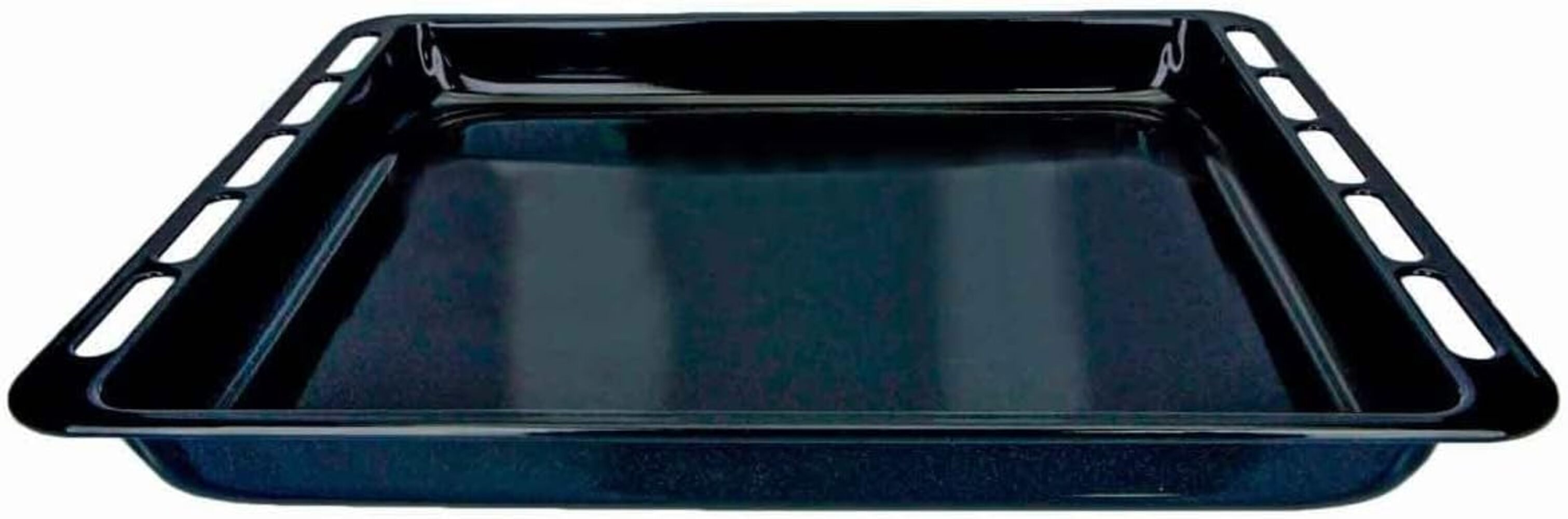 Una bandeja para hornear negra y rectangular. Tiene una superficie brillante y asas con aberturas en cada lado.