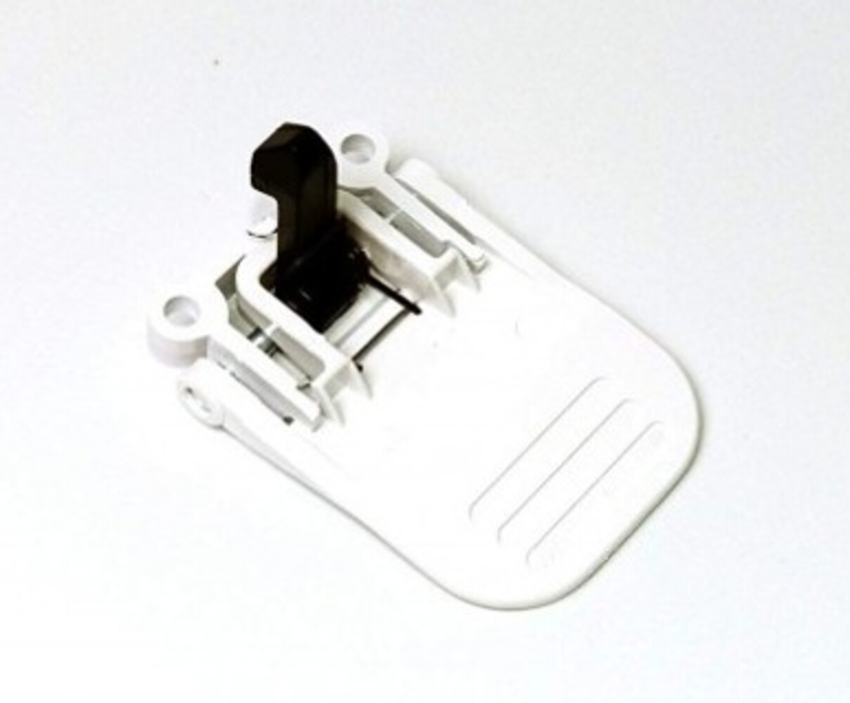Una pieza de plástico blanco con una palanca negra. Tiene una base rectangular con bordes curvos y crestas. El fondo es blanco.
