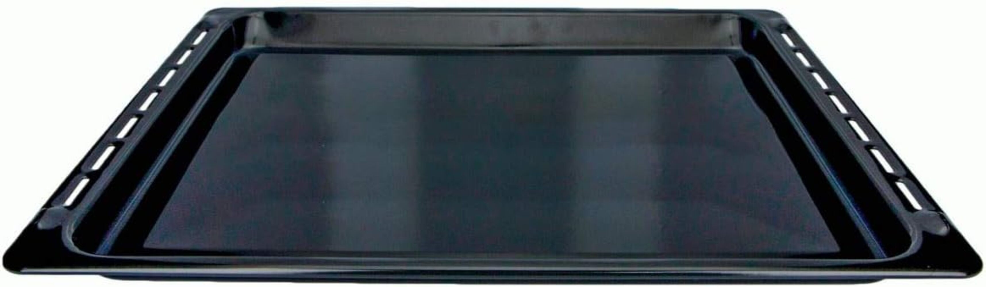 Una bandeja para hornear rectangular negra con un borde ligeramente elevado y orificios de ventilación.