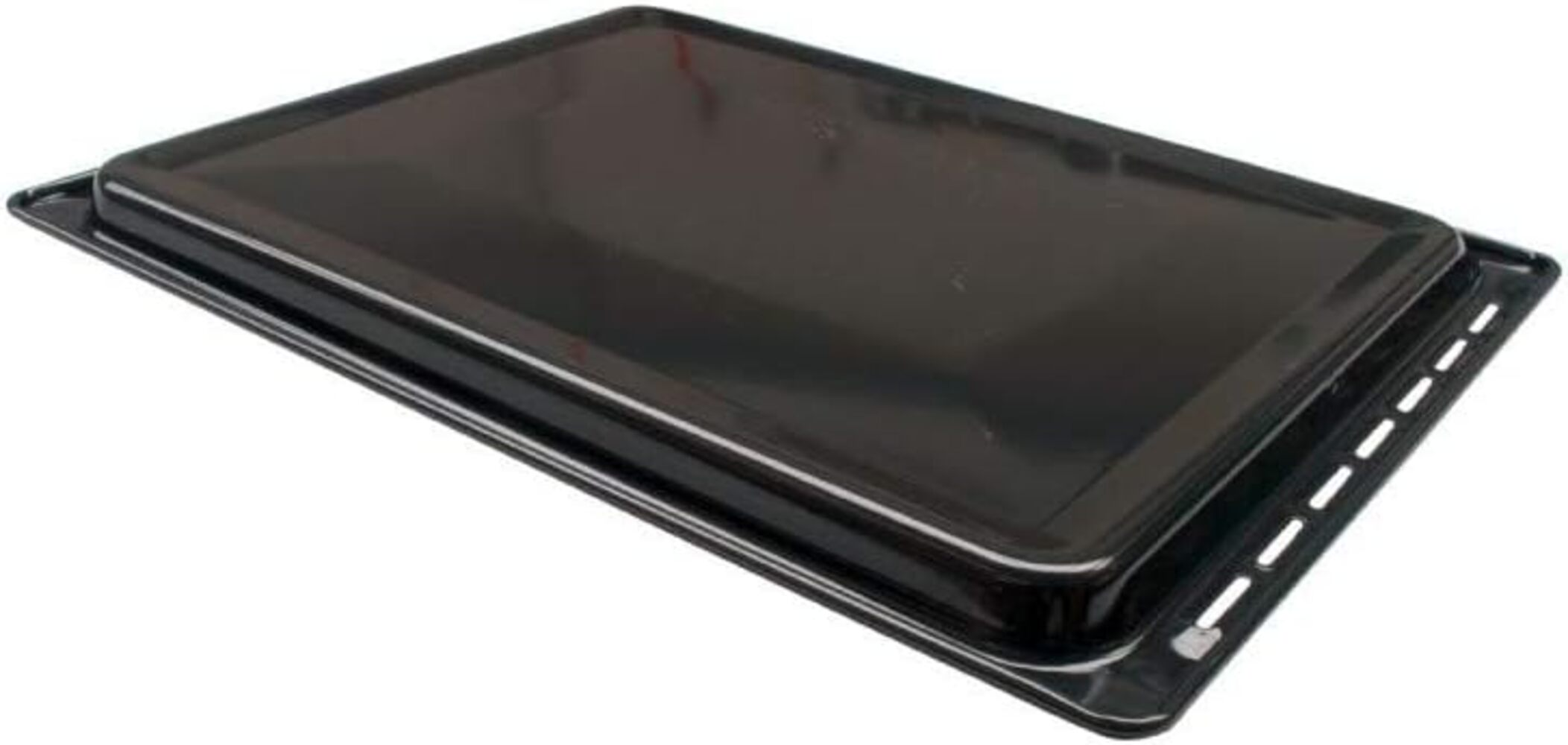 Una bandeja para hornear rectangular negra con una tapa ligeramente elevada. La bandeja tiene una superficie brillante y está sobre fondo blanco.