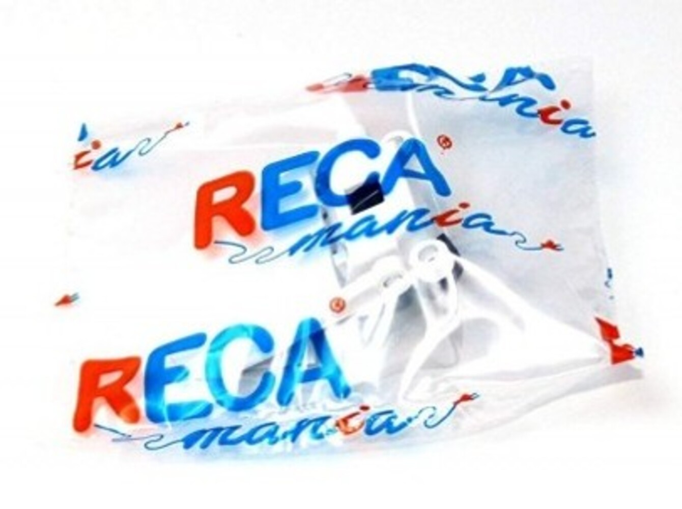 Una bolsa de plástico transparente con la palabra 'RECA' en naranja y azul, más 'mania' en azul. Un objeto blanco está dentro de la bolsa.