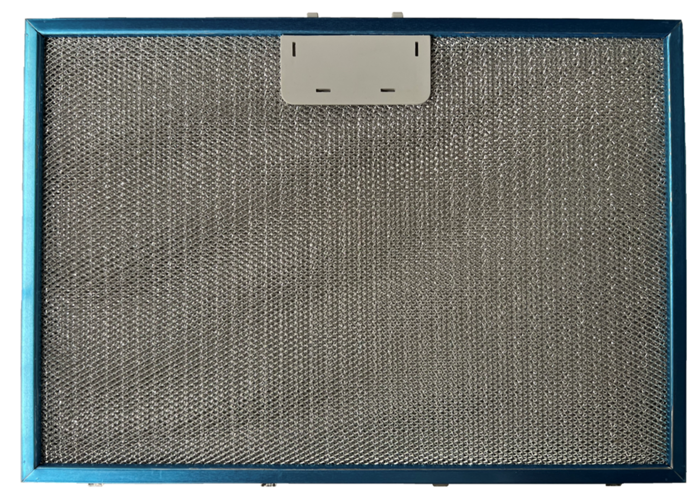 Un filtro de malla metálica rectangular con marco azul. Una pieza de plástico blanco con agujeros en la parte superior.