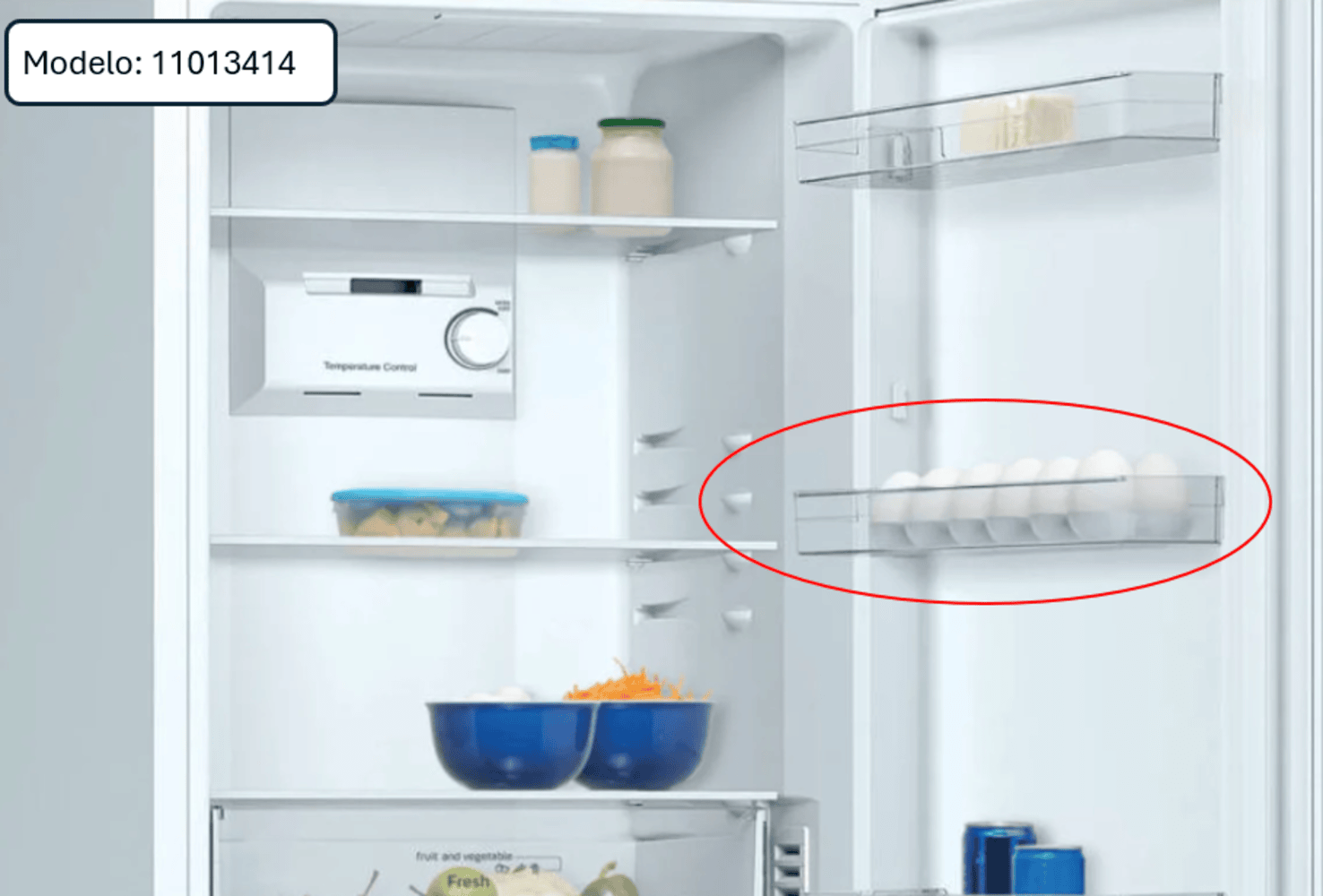 Interior de refrigerador abierto con huevos en una rejilla. Frascos, recipientes y cuencos en estantes. Control de temperatura visible.