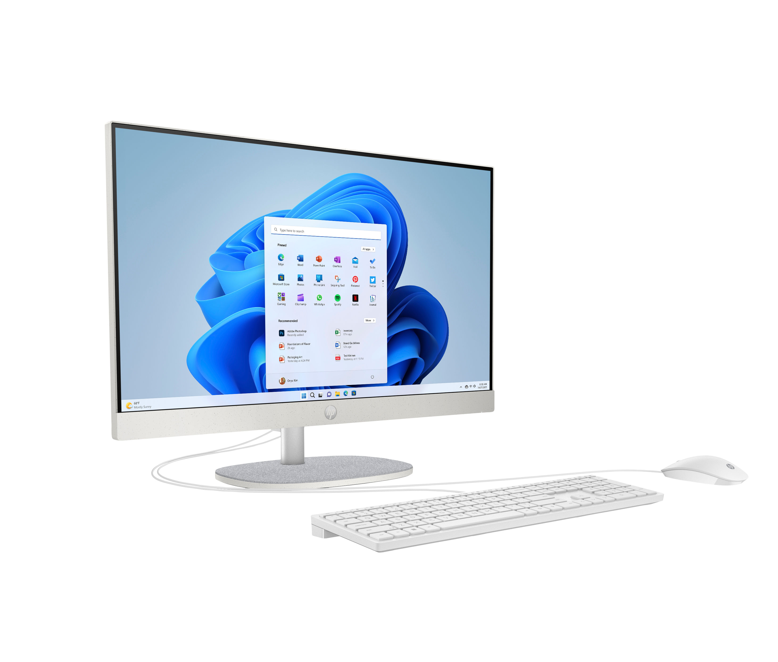 Komputer HP all-in-one z białym monitorem, klawiaturą i myszą. Ekran pokazuje interfejs Windows 11.