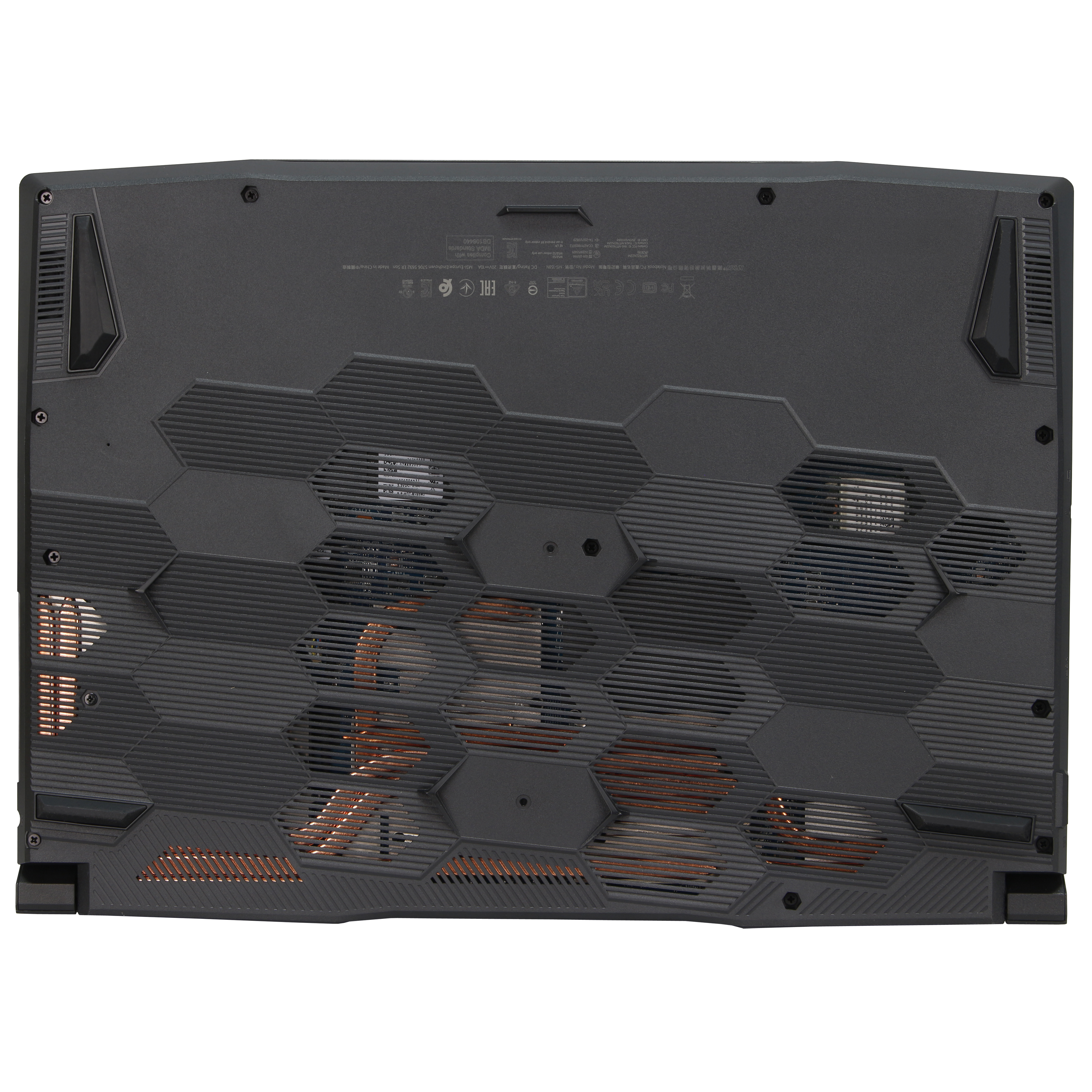 Widok od spodu czarnego laptopa z sześciokątnymi otworami wentylacyjnymi. Widoczne miedziane rurki cieplne. Obecne są etykiety techniczne.