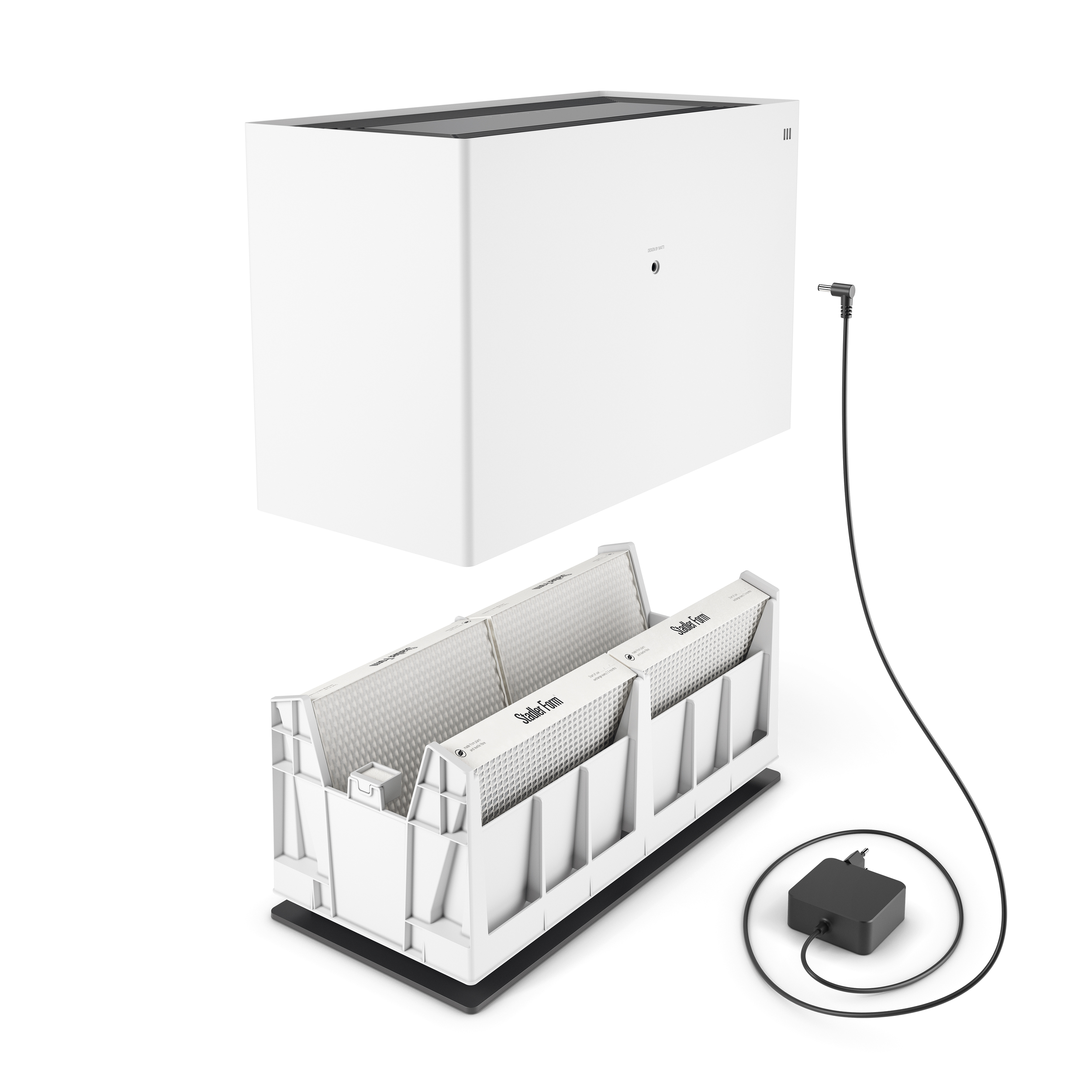 Weißer Luftreiniger mit Filtern, Netzteil und Kabel. Filter sind mit 'Stadler Form' beschriftet.