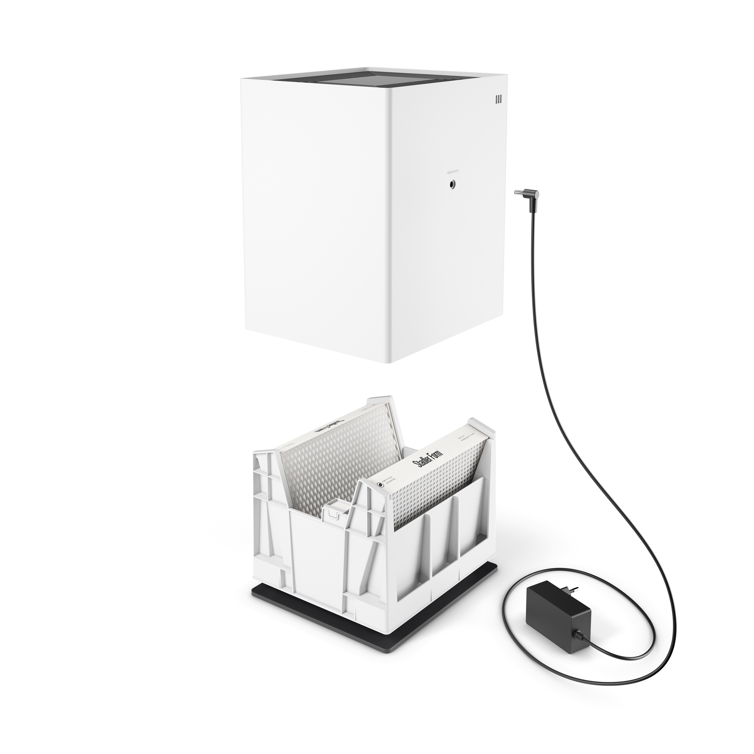 Weißer Luftreiniger, offene Filterbox darunter. Schwarzes Netzkabel und Adapter auf weißem Hintergrund.