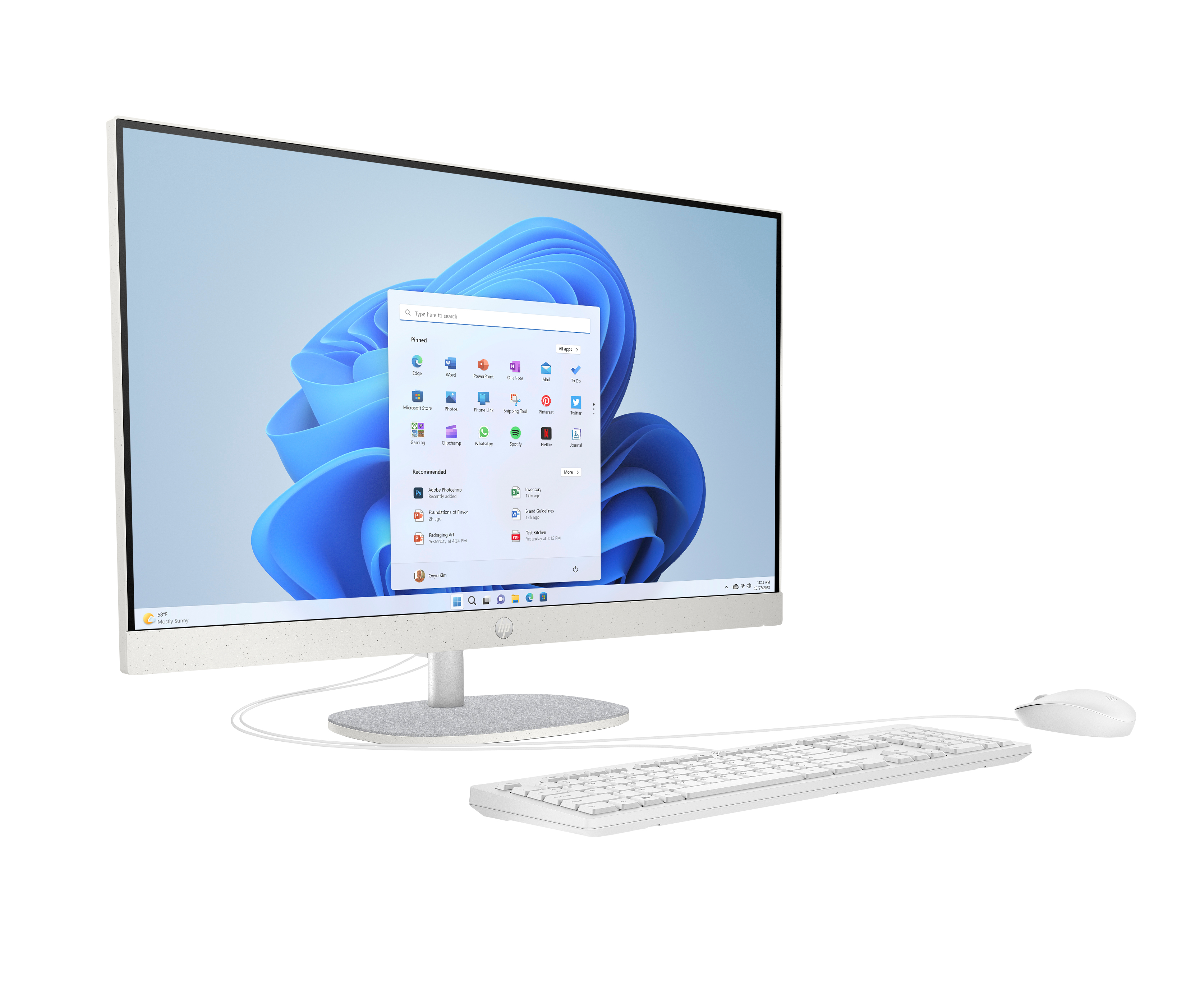 Biały komputer HP all-in-one z białą klawiaturą i myszą. Ekran wyświetla menu Start systemu Windows 11.