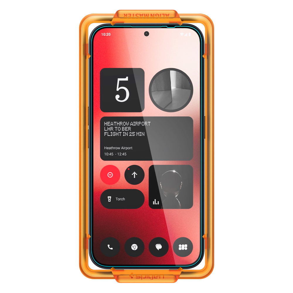 Uno schermo di smartphone mostra widget con il numero 5, dettagli dell'aeroporto e icone. Il telefono è in una custodia protettiva arancione.