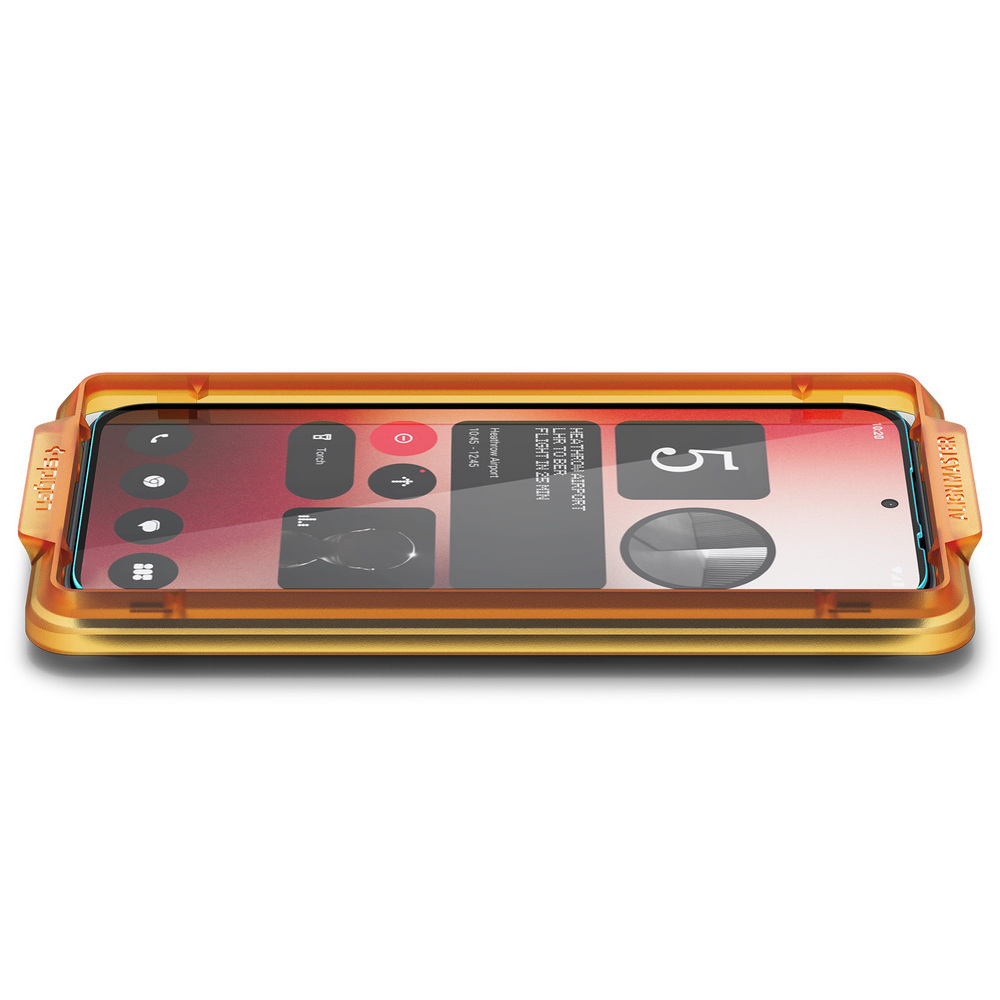 Uno smartphone in una custodia protettiva arancione. Lo schermo mostra icone e una notifica di un volo dall'aeroporto di Heathrow.
