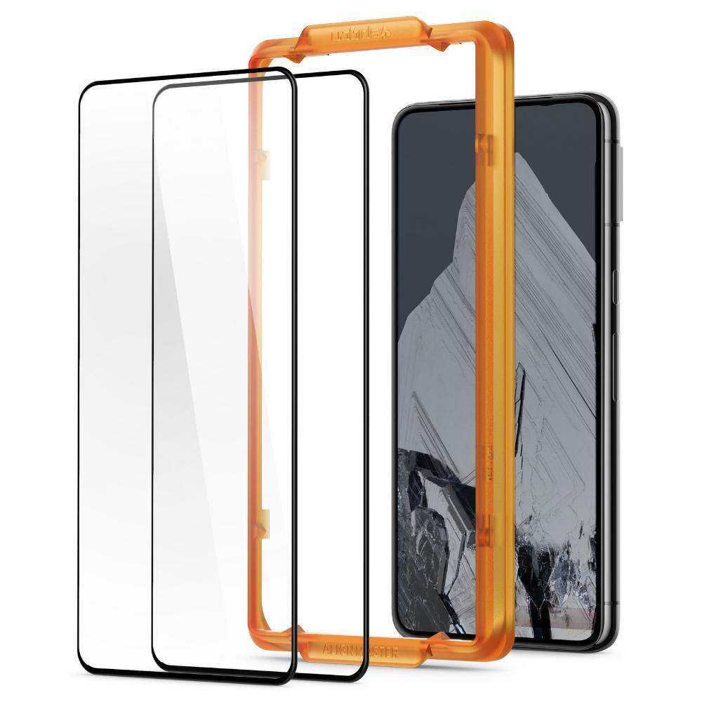 Een smartphone met een gebarsten scherm, een oranje frame en twee schermbeschermers op een witte achtergrond.