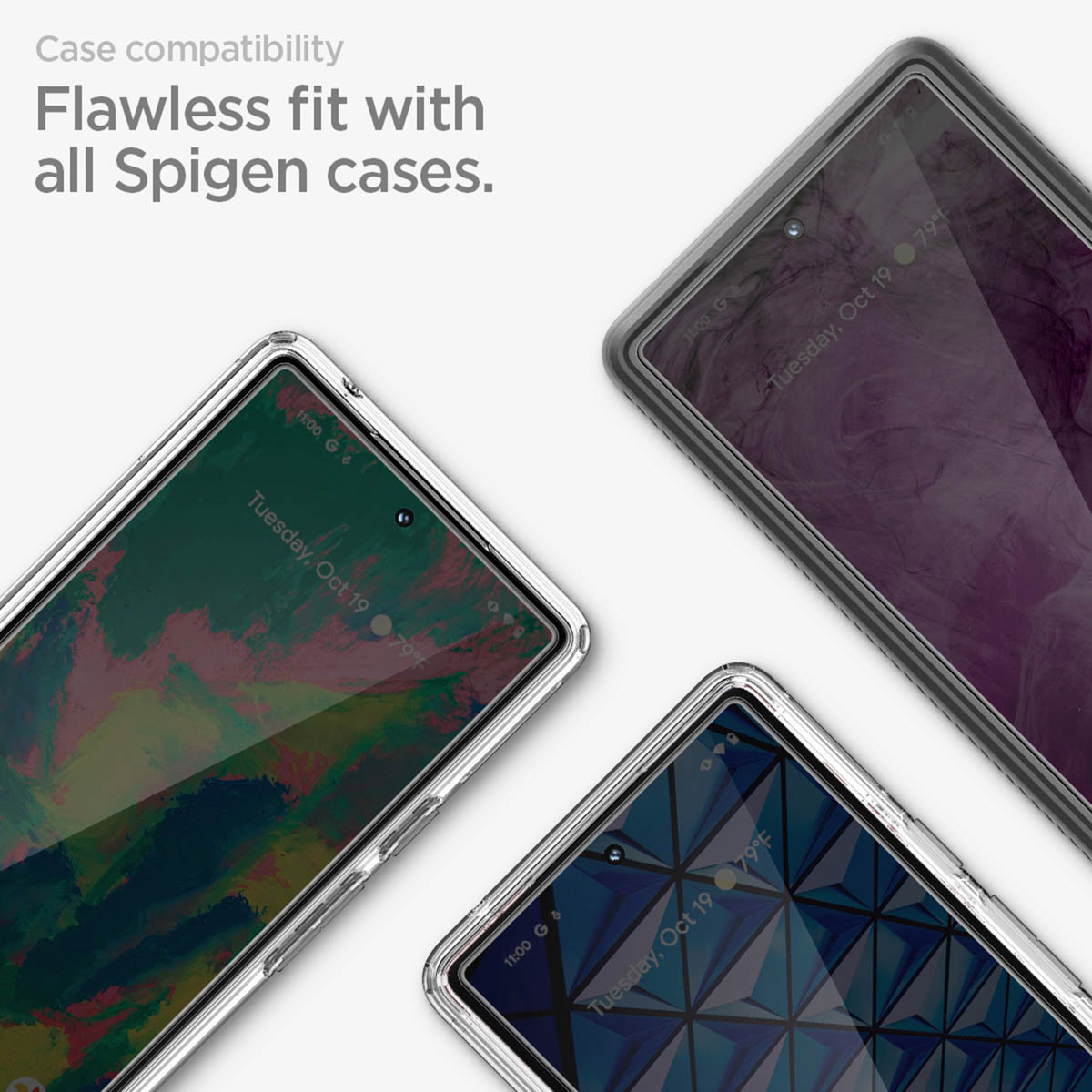 Drie telefoons in doorzichtige hoesjes, met schermen met verschillende abstracte achtergronden. De datum en tijd zijn zichtbaar.