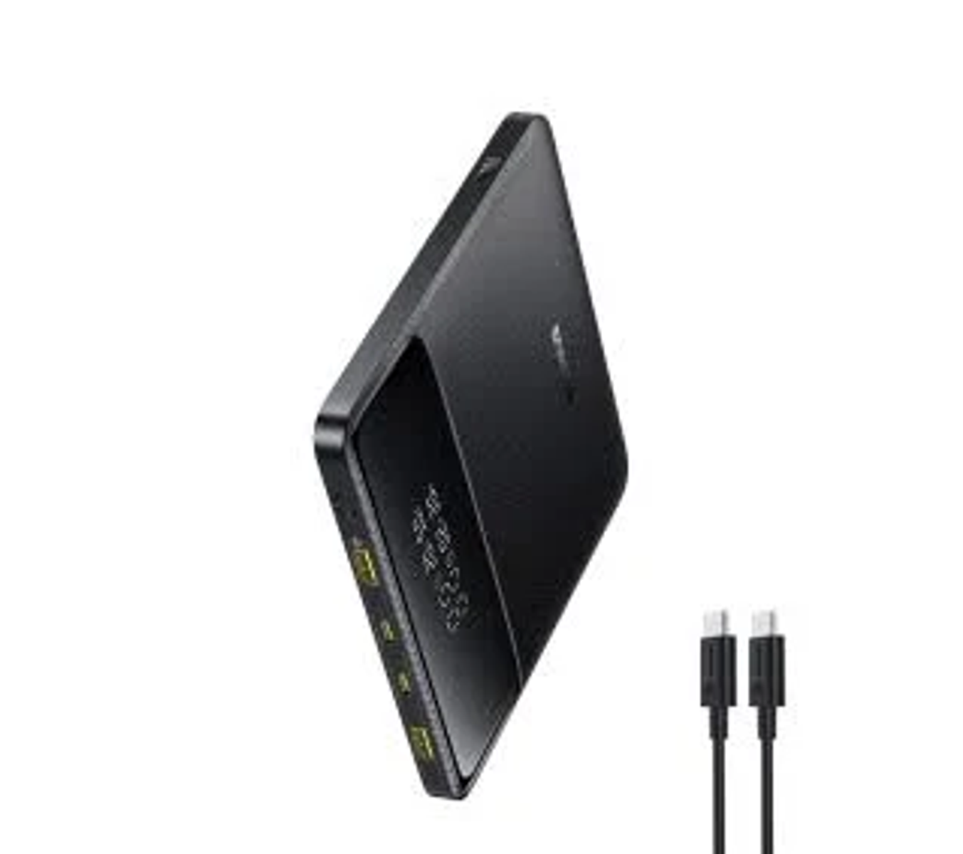 Zwarte powerbank met een display en twee USB-C-kabels op een witte achtergrond. Details op het display zijn nauwelijks zichtbaar.