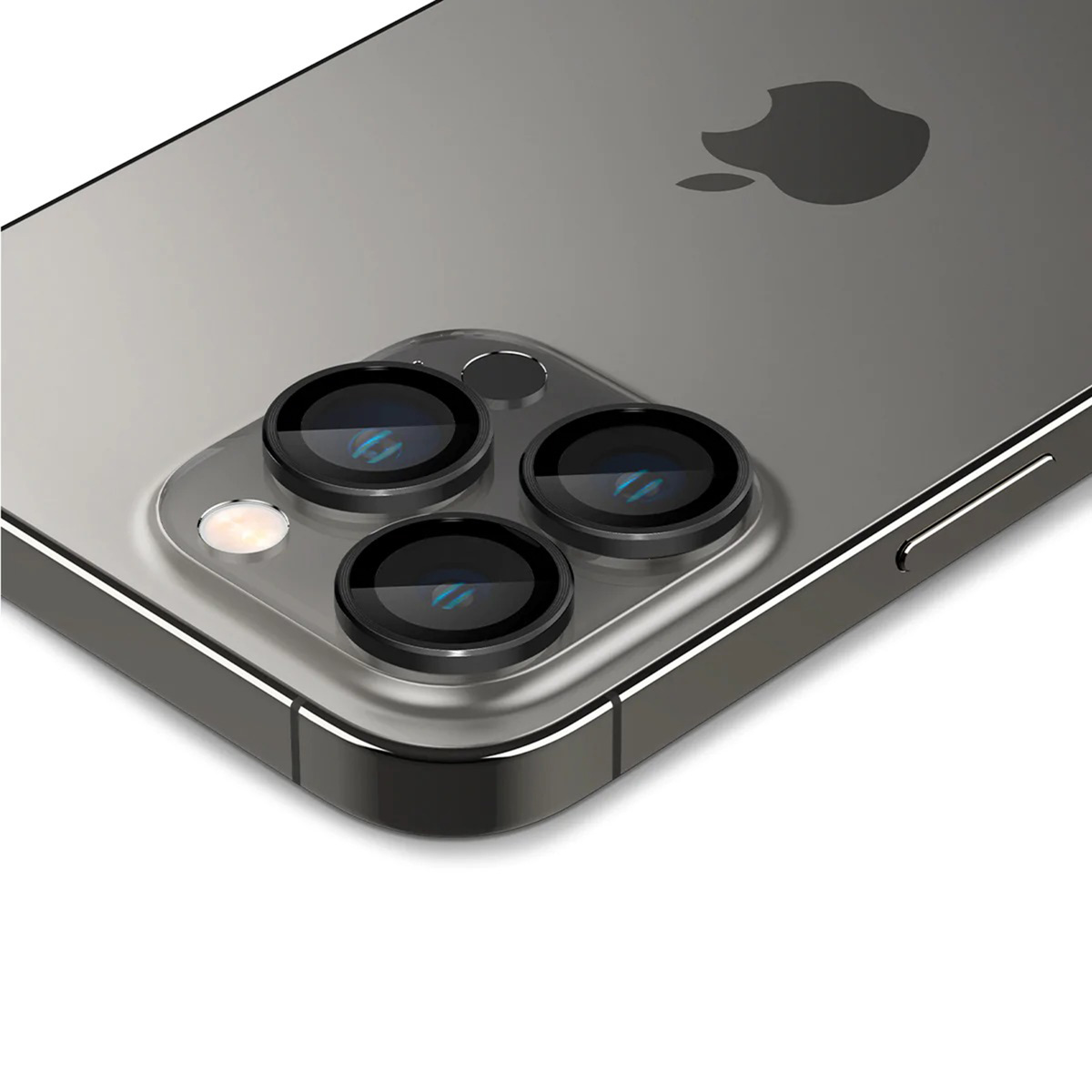 Gros plan d'un iPhone gris avec trois objectifs et un logo Apple. Le téléphone est sur fond blanc.