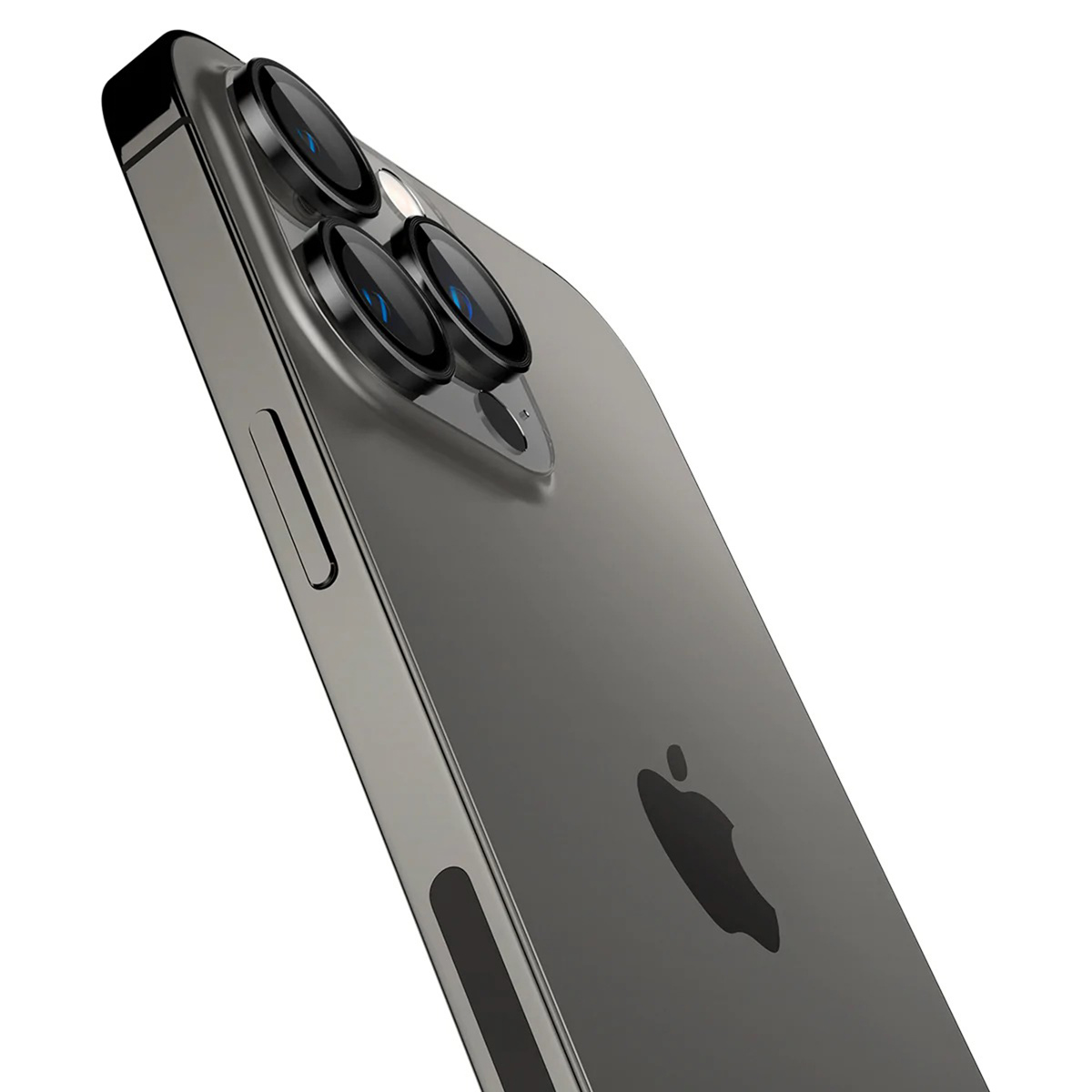 Gros plan d'un iPhone gris avec trois caméras, le logo Apple et un bouton latéral. Le téléphone est incliné sur fond blanc.