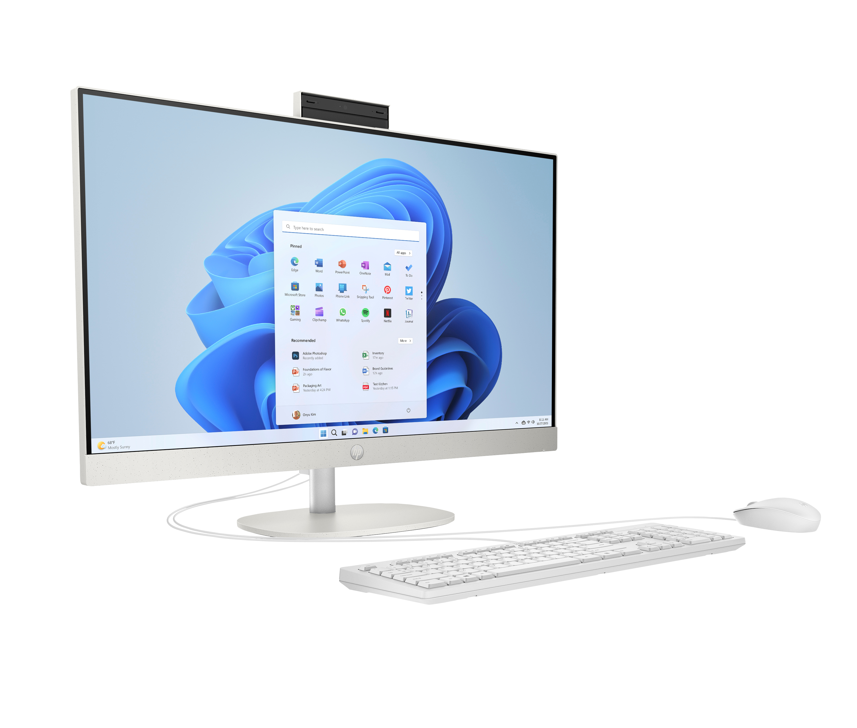 Un computer HP all-in-one con tastiera, mouse e schermo bianchi, mostra Windows 11.