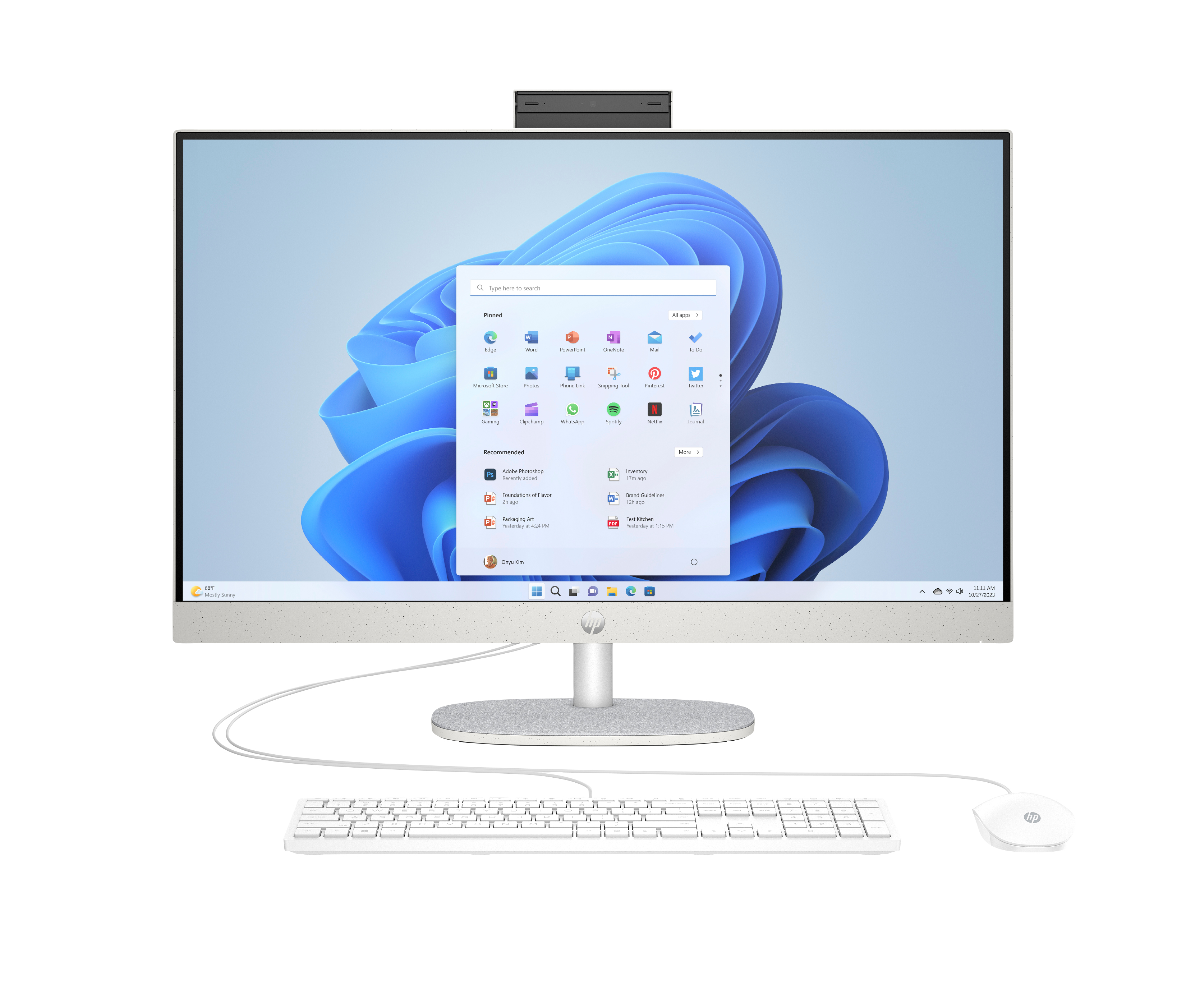 Komputer HP all-in-one. Posiada białą klawiaturę, mysz i ekran z interfejsem Windows 11.