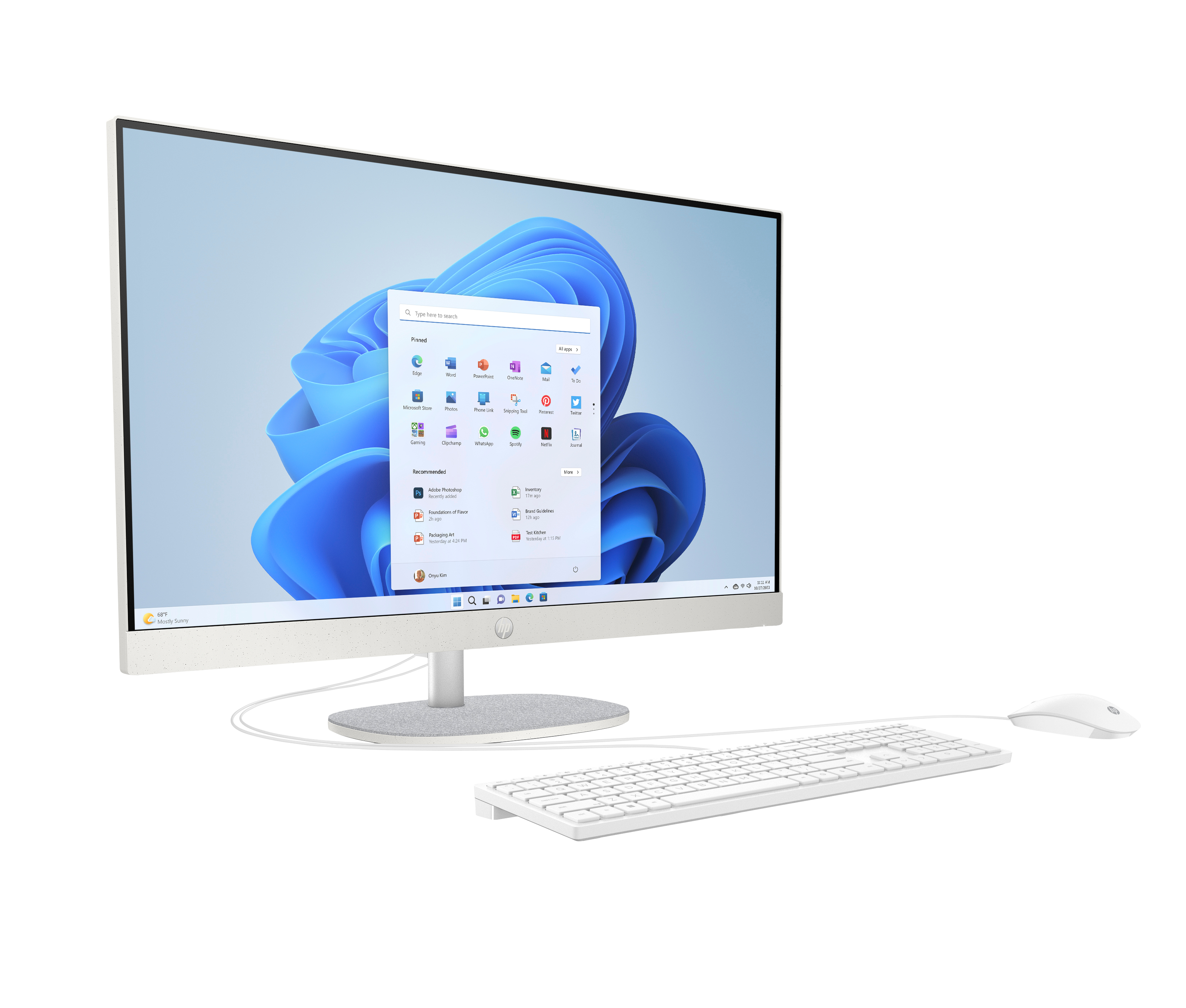 Komputer HP All-in-One. Ekran wyświetla interfejs Windows 11. Biała klawiatura i mysz z przodu.