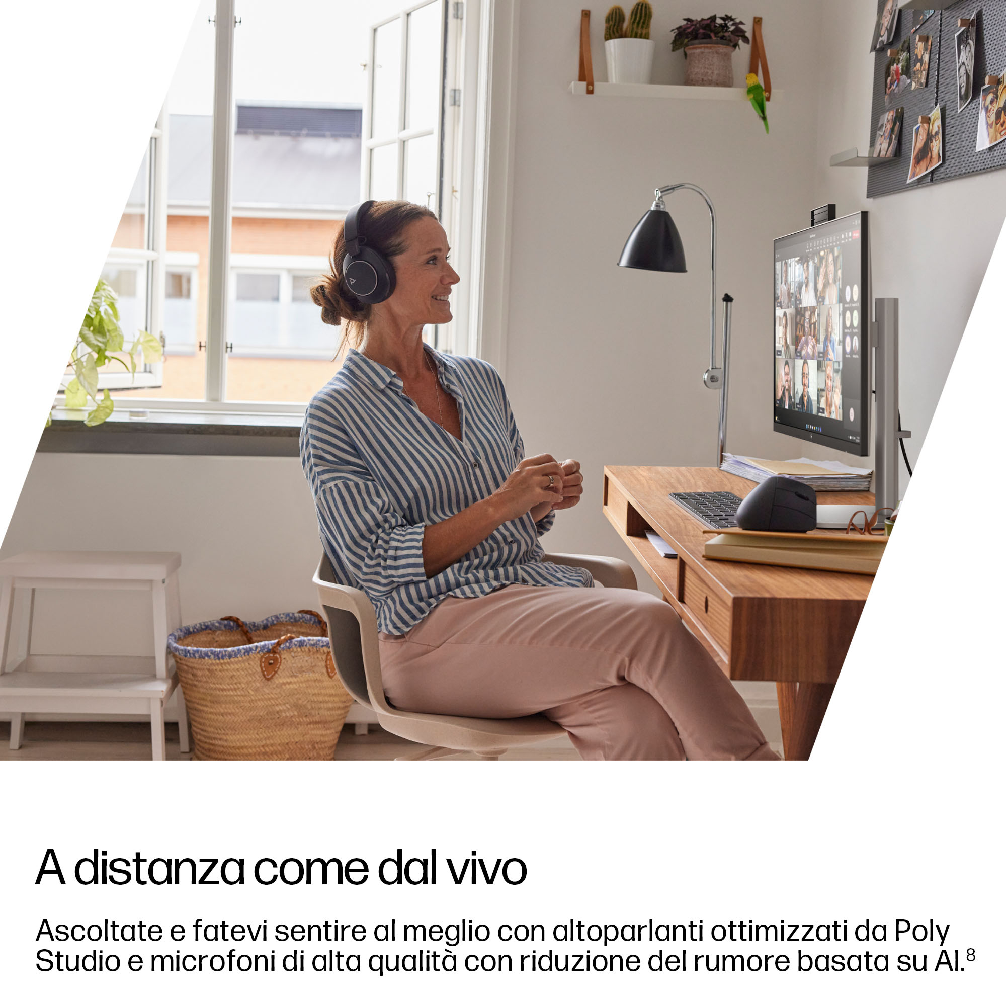 Eine Frau mit Kopfhörern in einem Homeoffice nimmt an einem Videoanruf auf einem Monitor teil. Holzschreibtisch, Fenster und Regale sind ebenfalls vorhanden.